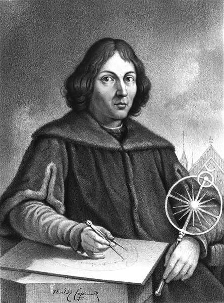 Ilustracja przedstawia portret mężczyzny. Ma półdługie, lekko falujące włosy. Ma wydatny nos. Ubrany jest w długi strój. W prawej ręce trzyma cyrkiel, którym mierzy coś na karcie.