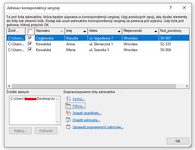 Ilustracja przedstawia otwarte okno programu zatytułowane Adresaci korespondencji seryjnej. Znajduje się w niej tabela z następującymi kategoriami: Źródła, Nazwisko, Imię, Adres, Miejscowość, Kod pocztowy. Między kolumną źródła a Nazwisko znajdują się pola oznaczeń zaznaczone ptaszkami. 
