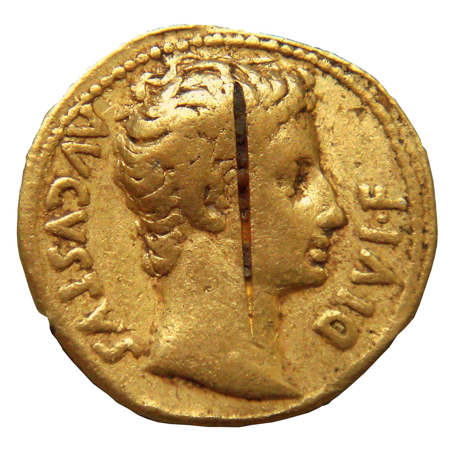 Moneta z podobizną Oktawiana Augusta, przedstawionego z profilu. Moneta wybita ze złota, z wyraźnie zaznaczonym ubytkiem pośrodku, o charakterze przecięcia. W legendzie monety zapis AUGUSTUS DIVI F