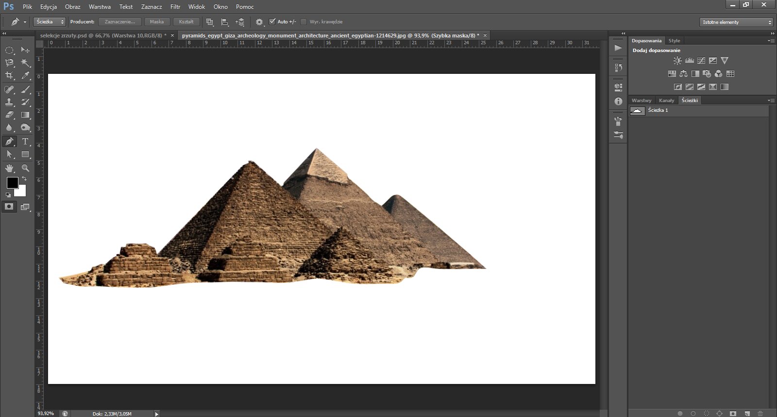 Ilustracja przedstawiając interfejs programu Photoshop. W obszarze roboczym znajduje się fotografia piramid na białym tle. 