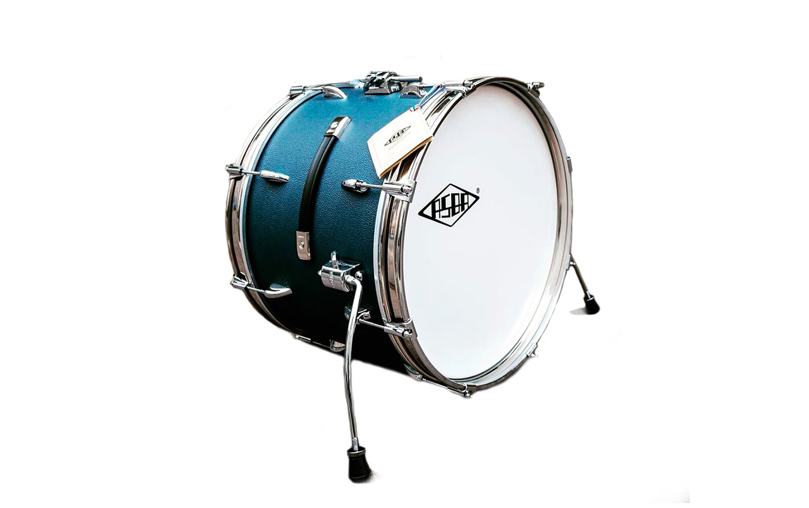 Zdjęcie przedstawia bęben centralny. Przedmiot ma kształt walca w ujęciu z ukosa. Pośrodku walec ma kolor niebieski metalizujący, a na obydwu końca walcach znajdują się srebrne okrągłe obręcze ze srebrnymi, poziomo usytuowanymi zaczepami. Pośrodku bębna widoczny jest pionowy czarny uchwyt, na obu końcach którego są dwa srebrne prostokąty – zaczepy. Frontalna część walca ma biały kolor, z logo z czarnych liter ASDA wpisanych w biały romb o bokach w kolorze czarnym. Po obu stronach bębna, w dolnej jego części, widoczne są dwie srebrne nóżki, zakończone czarnymi półkolistymi elementami.