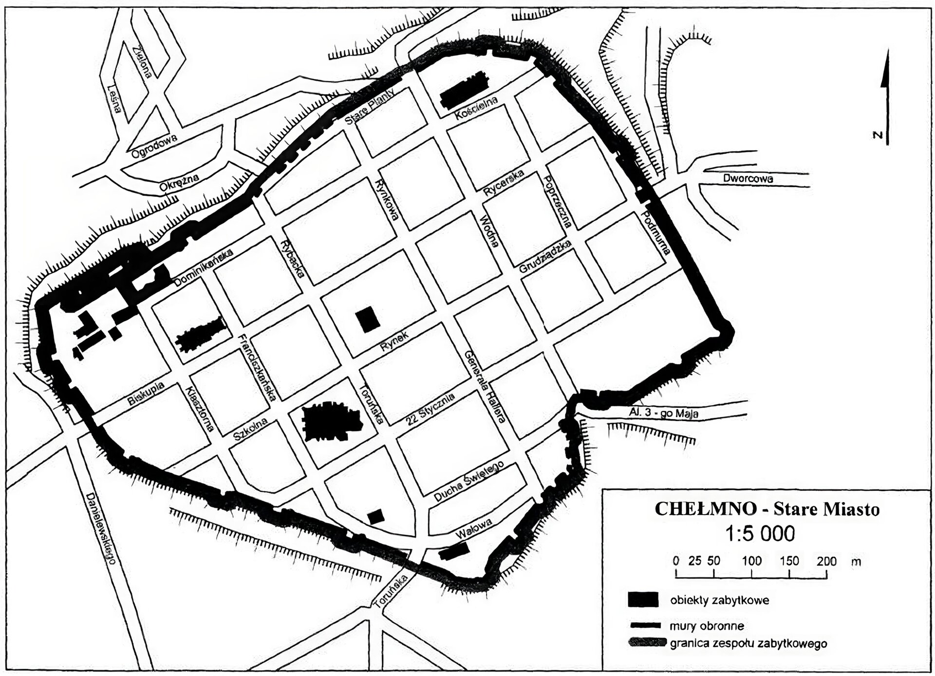  Ilustracja przedstawia schemat zabudowy Starego Miasta Chełmna, otoczonego murami obronnymi o nieregularnym kształcie. Ulice prowadzone prostopadle i równolegle łączą się z centralną arterią prowadzącą przez centrum miasta. W centrum zaznaczono rynek miejski na planie prostokąta. Pomiędzy siatką ulic oznaczono nieregularnymi kształtami obiekty o charakterze zabytkowym, bez nazw. Kilka obiektów znajduje się w lewym narożniku planu przy ulicy Dominikańskiej, pozostałe wzdłuż linii murów po południowej stronie zabudowy, w trzeciej od lewej linii parceli ulic oraz jeden obiekt w prawej górnej części planu, przy ulicy Kościelnej. Poza murami miejskimi ulice prowadzące do zabudowy Starego Miasta. W dolnym prawym rogu legenda.