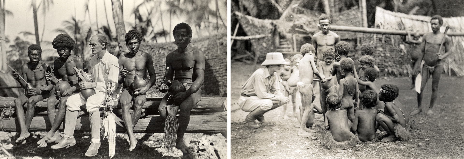 Dwie fotografia prezentują Bronisława Malinowskigo pośród czarnoskórych mieszkańców wysp Polinezji. Fotografia po lewej, przedstawia skąpo ubranych czarnoskóry mężczyzn siedzących na pniu drzewa, a pomiędzy nimi ubrany na biało Bronisław Malinowski. Wszyscy trzymają okrągłe naczynia w rękach. Fotografia po prawej stronie, to obozowisko czarnoskórych, na pierwszym planie widoczna grupa skąpo ubranych czarnoskórych dzieci, które są zajęte zabawą. Po lewej stronie kuca przy nich Bronisław Malinowski. Za chłopcami stoją dwaj dorośli czarnoskórzy mężczyźni.