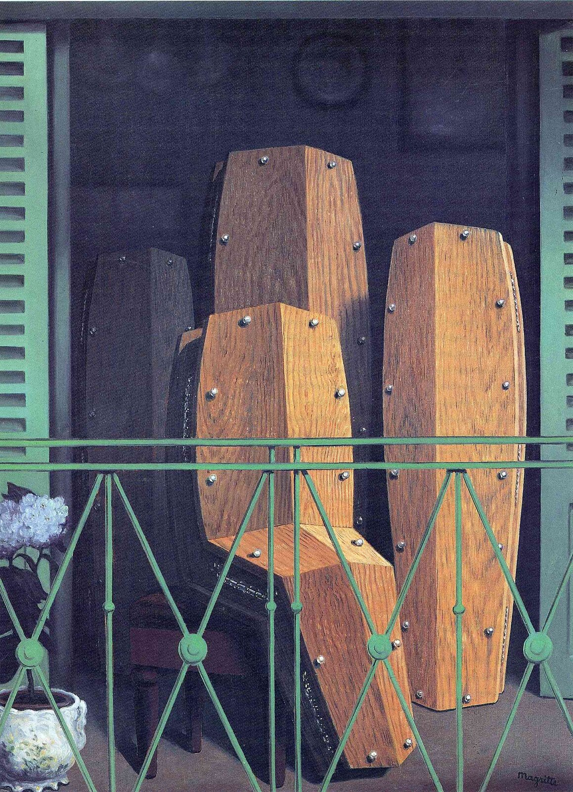 Ilustracja o kształcie pionowego prostokąta przedstawia obraz René Magritte’a „Perspektywa II: Balkon Maneta”. Ukazuje cztery trumny na balkonie. Trzy z nich znajdują się przy balustradzie, są w kolorze ochry – jedna w pozycji siedzącej, dwie stojące. Za nimi, po lewej stronie znajduje się czwarta, mniejsza, w kolorze szarym. W tle widoczne jest wnętrze pokoju. Po bokach znajdują się zielone okiennice. 