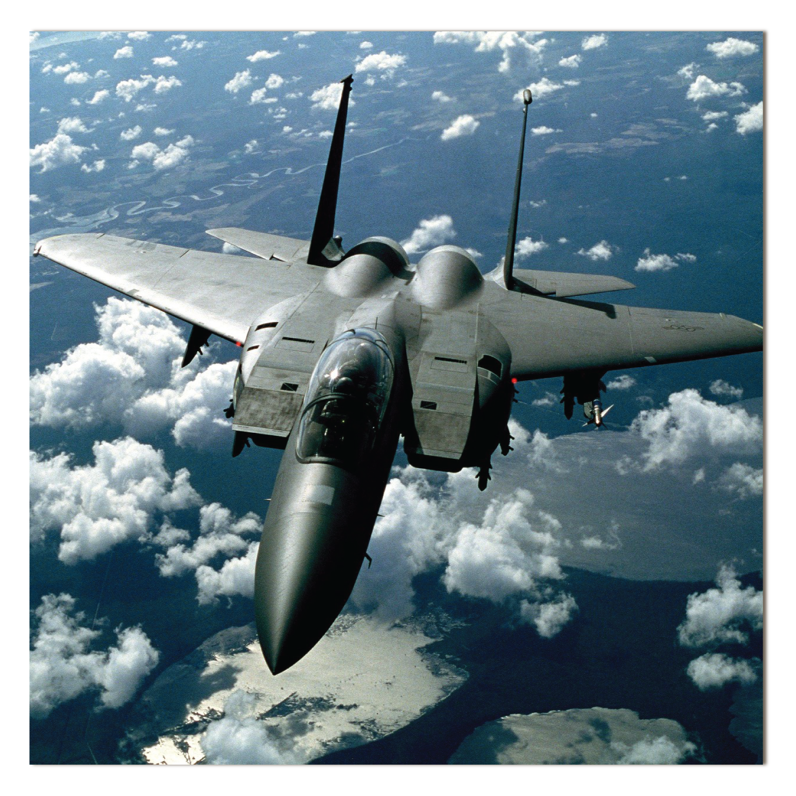 Ilustracja przedstawia lecący samolot bojowy.