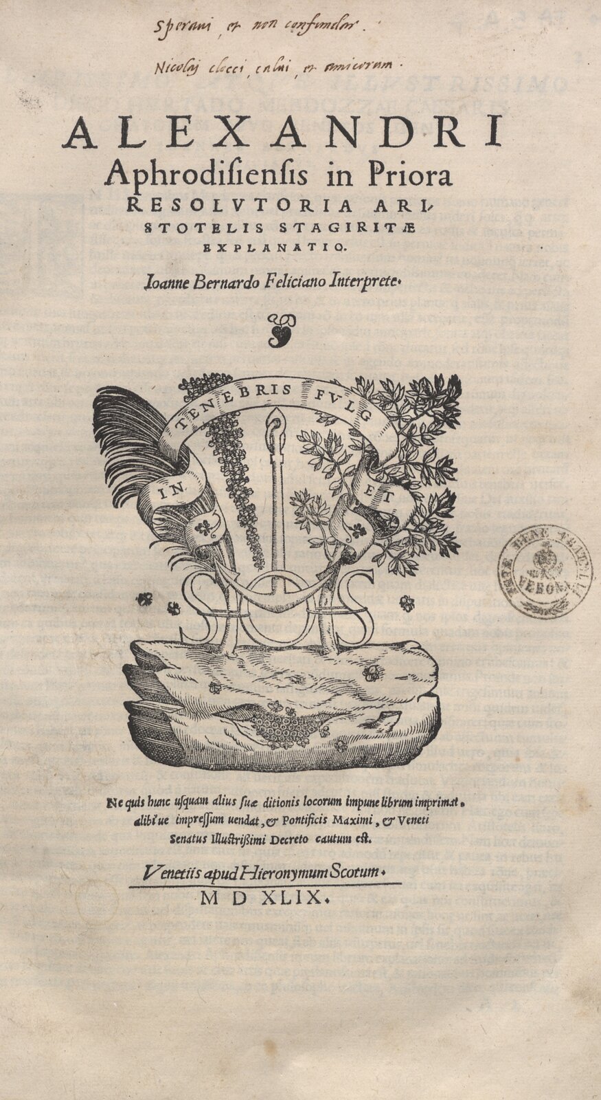 Fotografia przedstawia kartę tytułową pierwszego drukowanego wydania komentarza Aleksandra z Afrodyzji do dzieła Arystotelesa. Na pożółkłej kartce znajduje się wydrukowany tytuł, nad nim dwie linijki odręcznego pisma, a poniżej grafikę wykonaną czarnym tuszem. Przedstawia ona motywy roślinne z kotwicą pośrodku oraz szarfą z napisem w języku łacińskim.