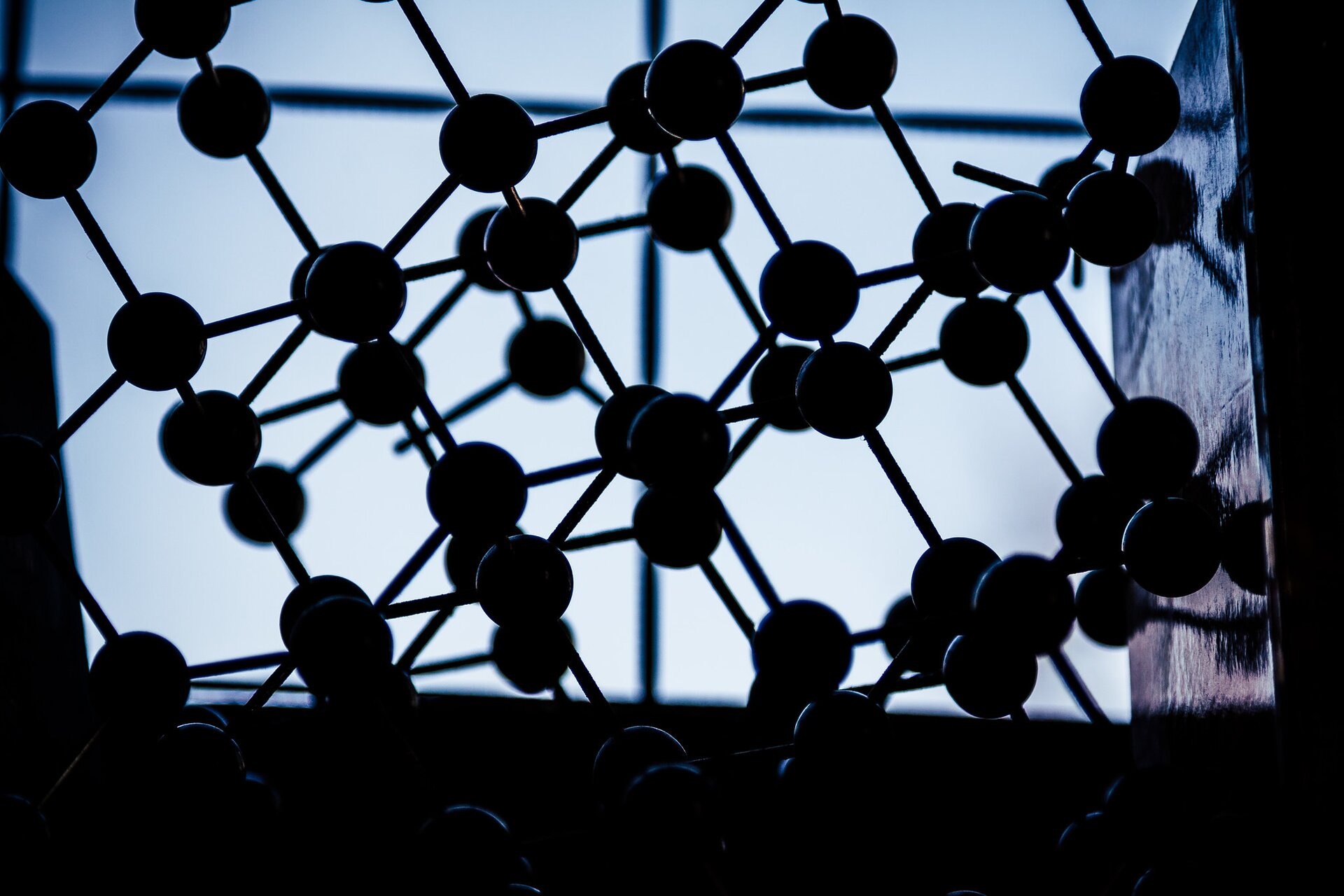 Zdjęcie przedstawia model atomu.