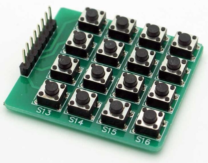 Zdjęcie przedstawia płytkę stykową z ośmioma pinami z lewej strony i 16 przyciskami umieszczonymi na płytce w siatkę.