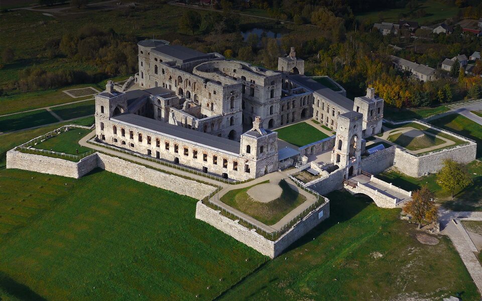 Ilustracja przedstawia widok z lotu ptaka na Krzyżtopór, na ruiny powstałej ok. 1620–1644 rezydencji pałacowej otoczonej fortyfikacjami bastionowymi położonej w miejscowości Ujazd w województwie świętokrzyskim. Była to największa budowla pałacowa w Europie przed powstaniem Wersalu.