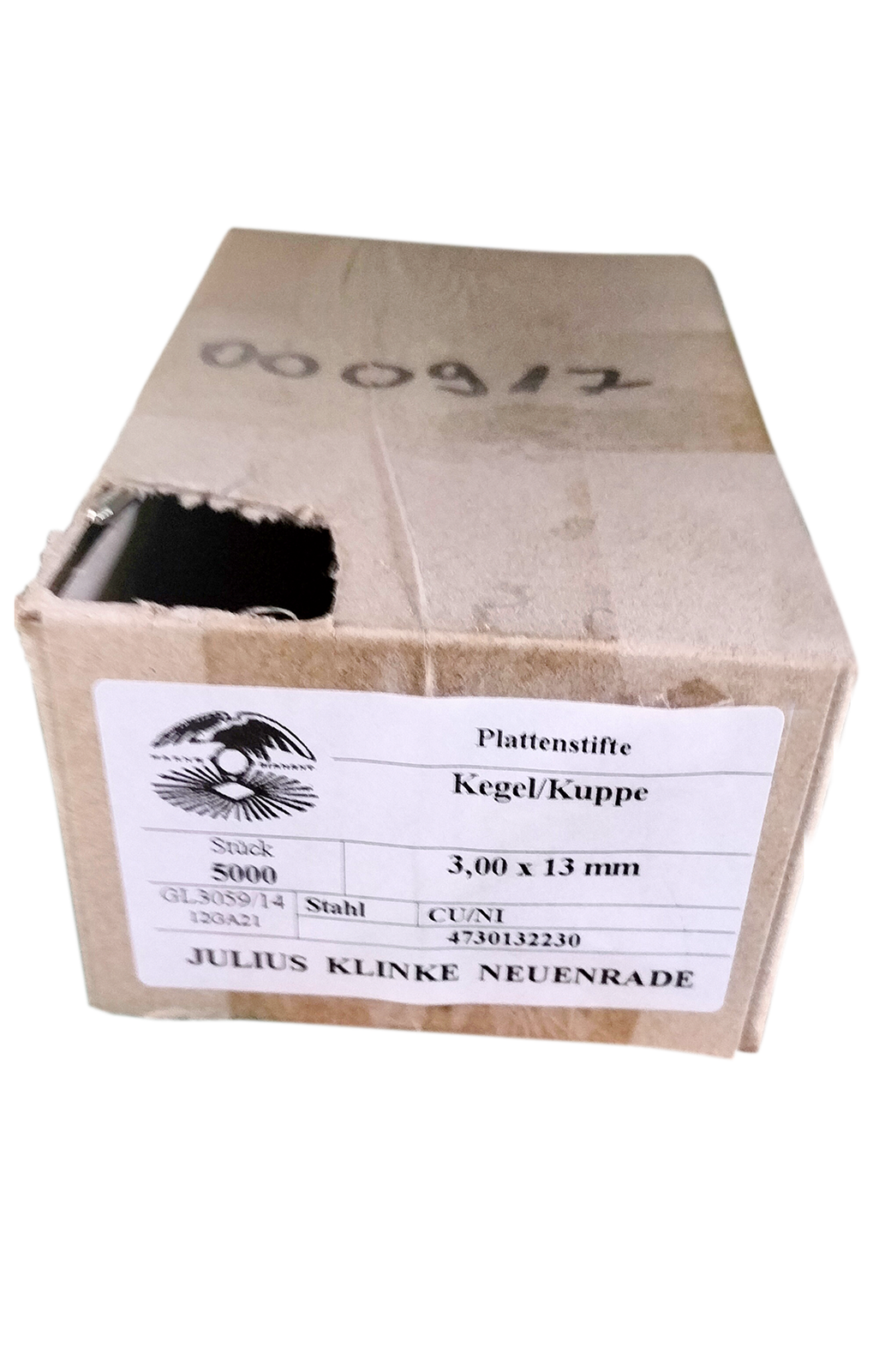 Zdjęcie przedstawia opakowanie na stal niklowaną wykorzystywaną do produkcji kołków mostkowych. Widoczny jest jasnobrązowy karton, z białą etykietą na przedniej ścianie z napisami.