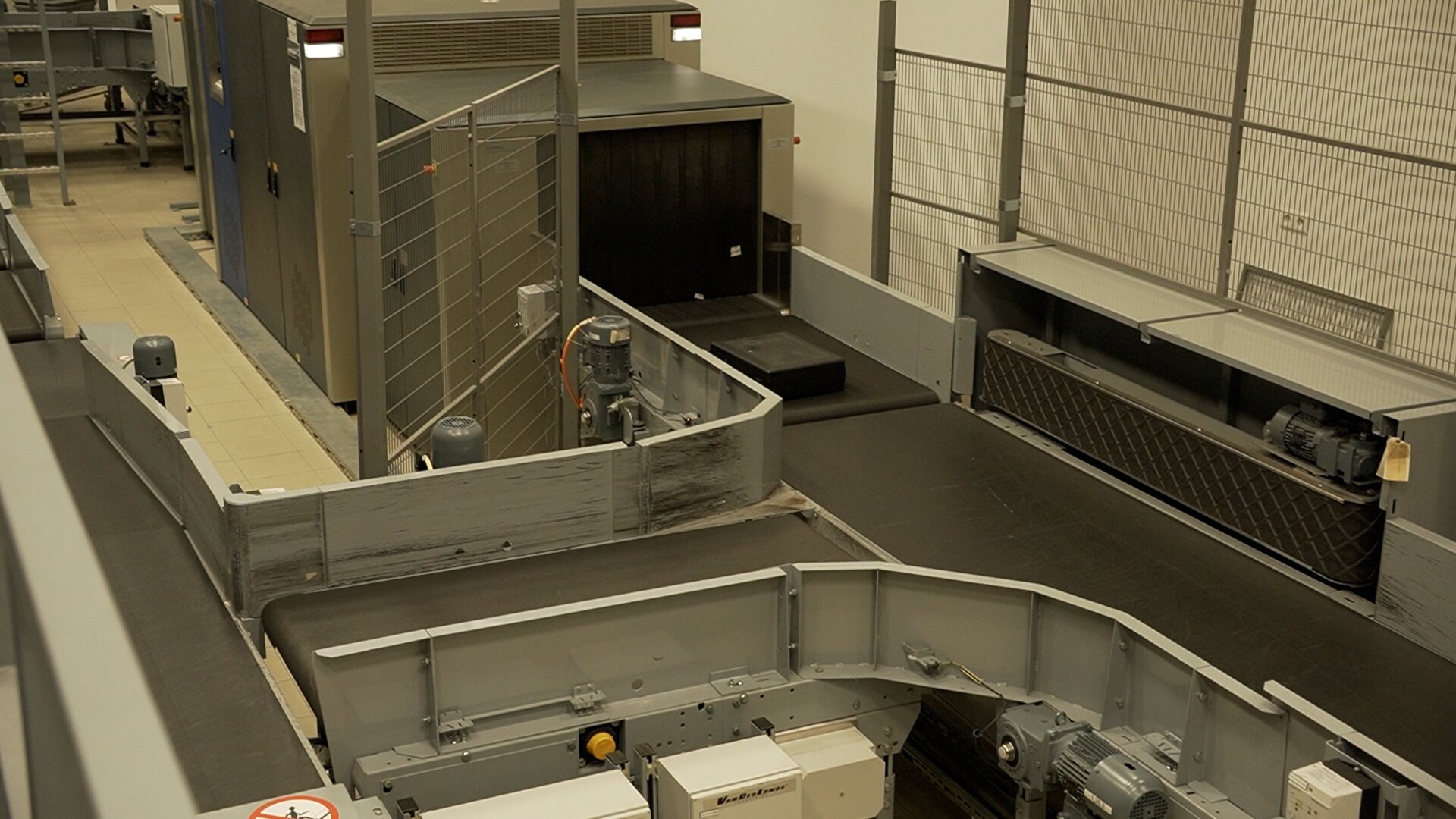 Urządzenie do wykrywania materiałów wybuchowych EDS (Explosive Detection System) służące do kontroli bagażu rejestrowanego.  System BHS (Baggage Handling System), składający się z przenośników, dostarcza bagaż do strefy kontrolnej, następnie urządzenie wizualizuje zawartość bagażu, a operator weryfikuje zawartość.