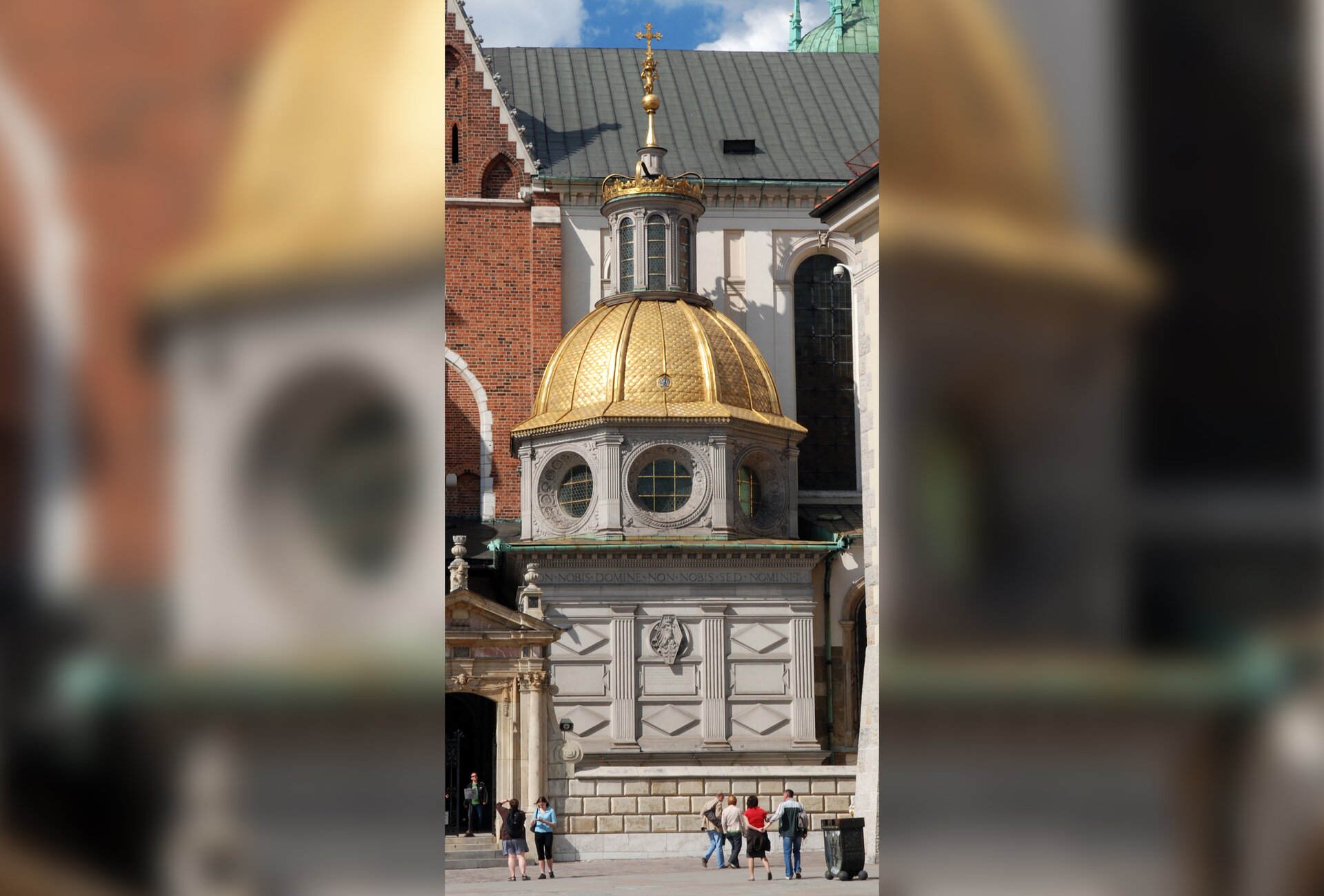 Fotografia barwna przedstawiająca Kaplicę Zygmuntowską.