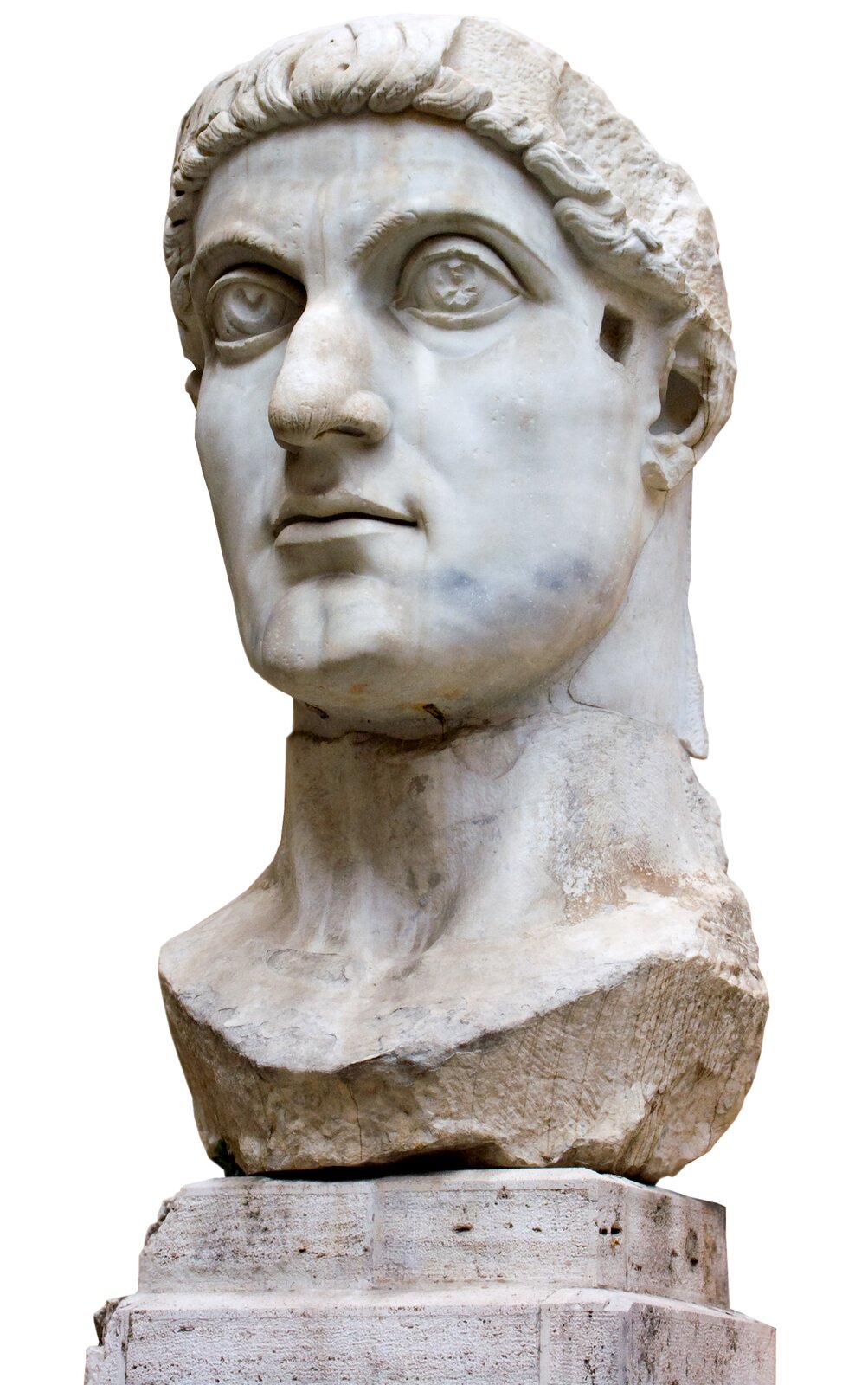 Na zdjęciu rzeźba głowy i szyi mężczyzny z jasnego kamienia. Młody mężczyzna z krótkimi włosami. Przed uchem wycięty kwadrat.
