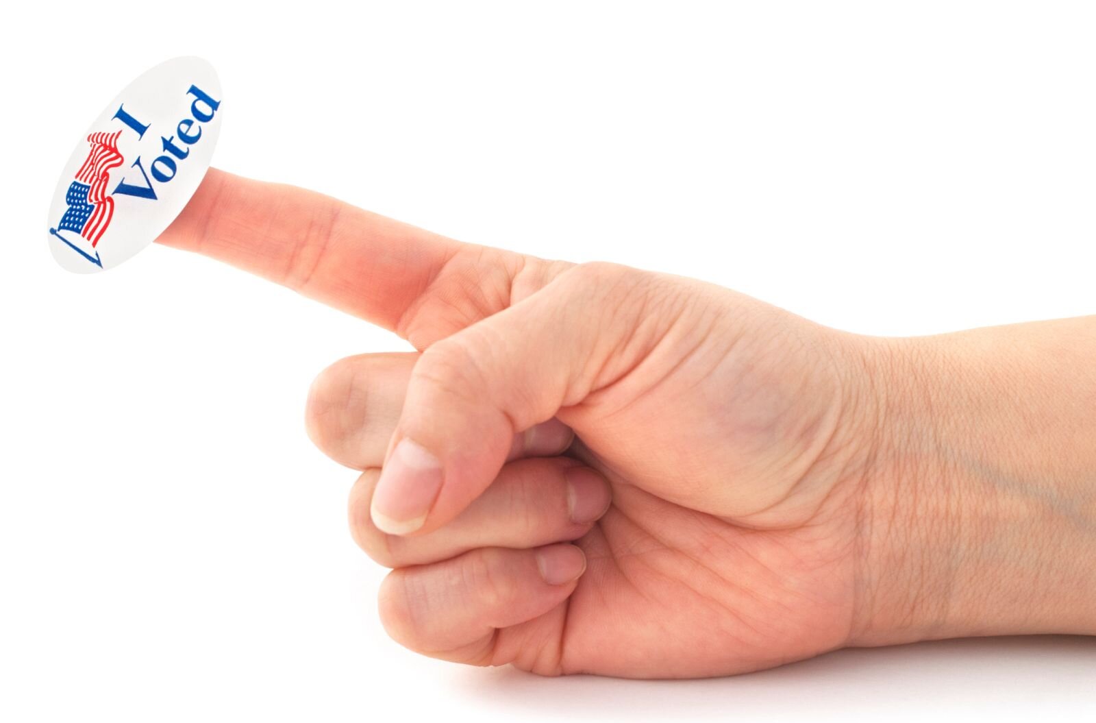 Zdjęcie przedstawia otwartą wnętrzem dłoń, z przyklejoną na wskazującym palcu wlepką. Wlepka jest niewielka, znajduje się na niej flaga amerykańska i napis: "I voted", co oznacza udział w wyborach, czyli:"głosowałem". Można ją nakleić na ubranie lub w dowolnym innym miejscu.