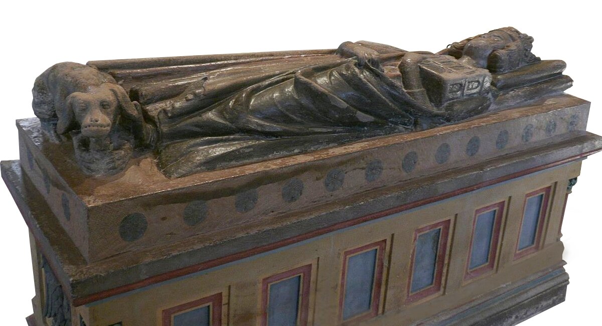 Na zdjęciu przedstawiony jest sarkofag. To zdobiona rzeźbiarsko skrzynia z trumną zmarłego. Na wieku ukazana jest leżąca postać świętej Katarzyny, trzymającej w rękach wieżę. U stóp świętej leży pies.