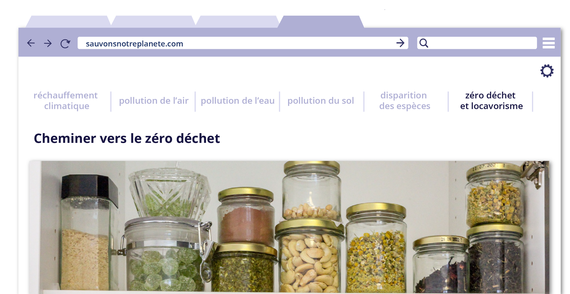 Ilustracja w formie zakładki strony internetowej o adresie: sauvonsnotreplanete.com. Strona zawiera pasek zakładek, kolejno: réchauffement climatique; pollution de l'air; pollution de l'eau; pollution du sol; disparition des espèces; zéro déchet et locavorisme. Zakładka wybrana jest podświetlona: zéro déchet et locavorisme.  Pod zakładkami znajduje się nagłówek Cheminer vers le zéro déchet oraz zdjęcie słoików z przyprawami, ziołami, orzechami.
