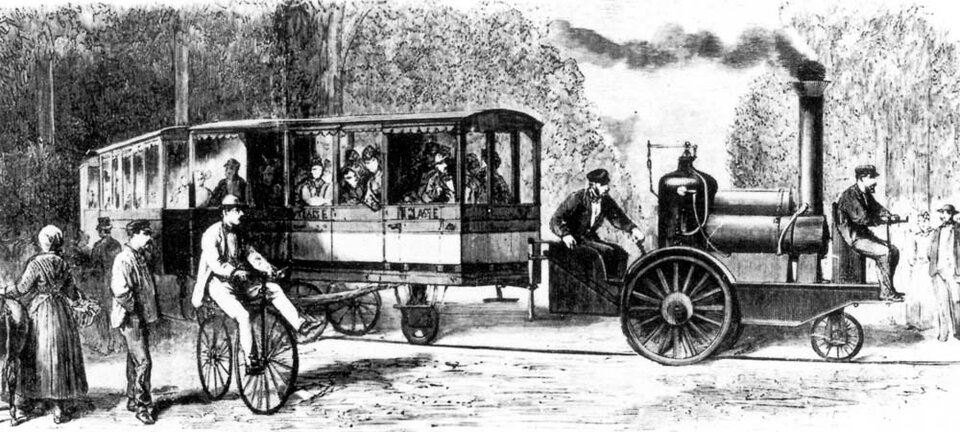 Rysunek przedstawia tramwaj parowy złożony z kilku wagonów, napędzany prostą formą lokomotywy z wysokim kominem, z którego wydobywa się dym. Na przedzie parowozu siedzi mężczyzna kierujący pojazdem, z tyłu inny mężczyzna. W wagonach siedzą ludzie. Obok porusza się mężczyzna na rowerze oraz inni przechodnie.