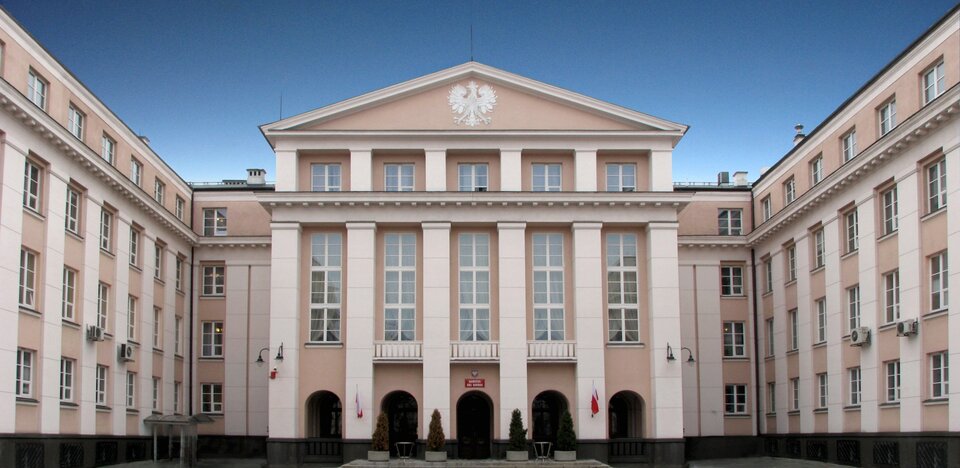 Siedziba Najwyższej Izby Kontroli w Warszawie - masywny, wielopiętrowy budynek z jasną fasadą i szeregiem równych okien. 