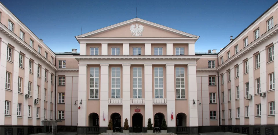 Siedziba Najwyższej Izby Kontroli w Warszawie - masywny, wielopiętrowy budynek z jasną fasadą i szeregiem równych okien.