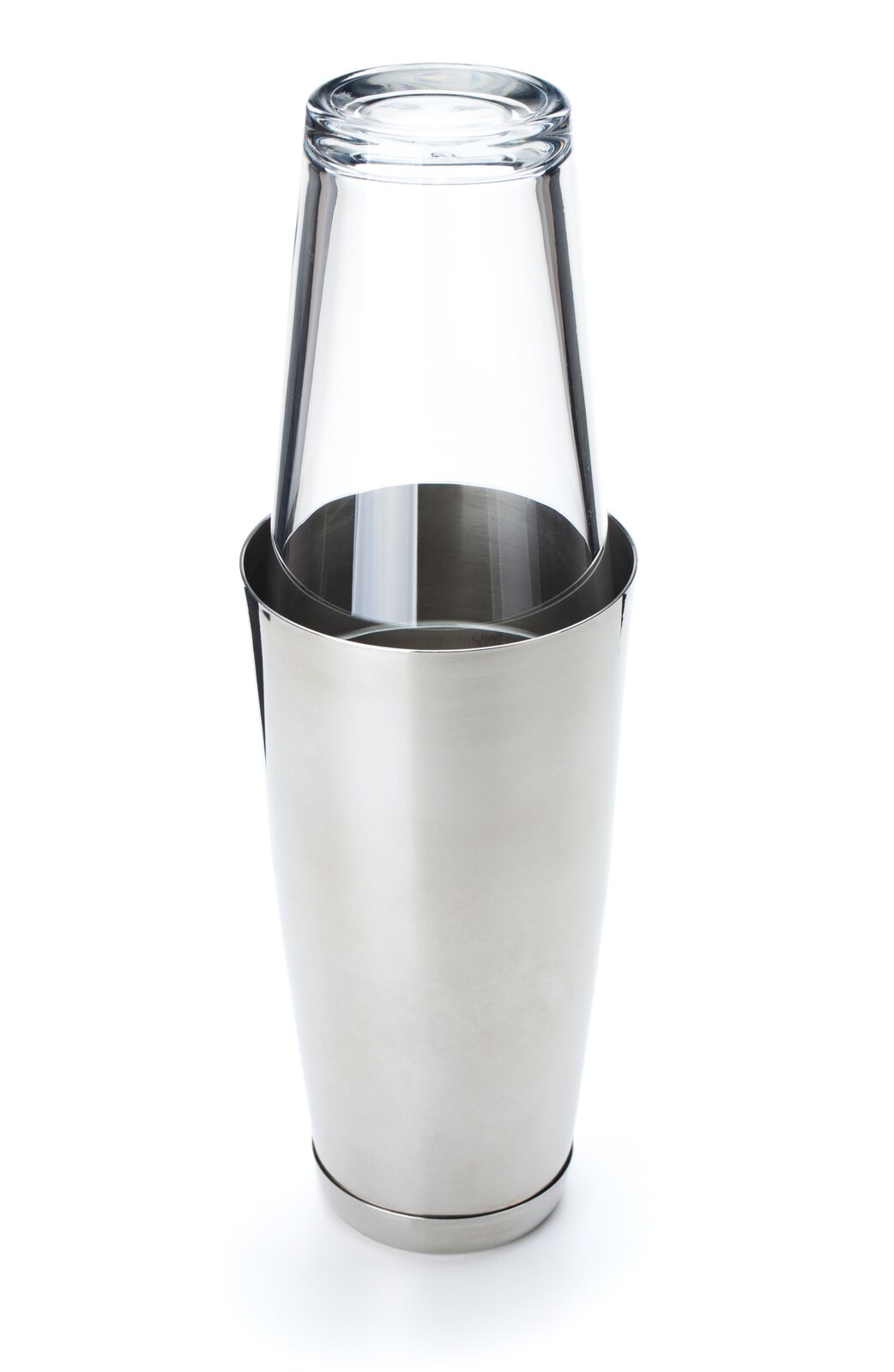 Zdjęcie przedstawia metalowy shaker, wyglądem przypominający dwie szklanki, jedna metalowa, a druga szklana, gdzie szklana jest włożona w metalową w taki sposób, że razem tworzą  zamknięte naczynie. 