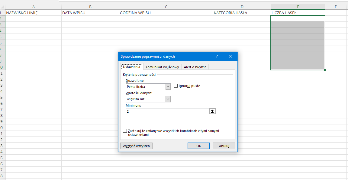 Ilustracja przedstawia fragment arkusza. Kolumna A ma tytuł nazwisko i imię, B data wpisu, C godzina wpisu, D kategoria hasła, E ilość haseł. Na szaro podświetlone są komórki kolumny E Liczba haseł, od 2 do 10. Wszystkie komórki arkusza są puste. Na tle arkusza jest otwarte okno o nazwie: Sprawdzanie poprawności danych. Wybrano zakładkę Ustawienia. W Kryteriach poprawności w Dozwolonych wybrano opcję: Pełna liczba. W opcji Wartości danych wpisano większa niż. W opcji minimum wpisano 2. Zastosowano przycisk OK.  