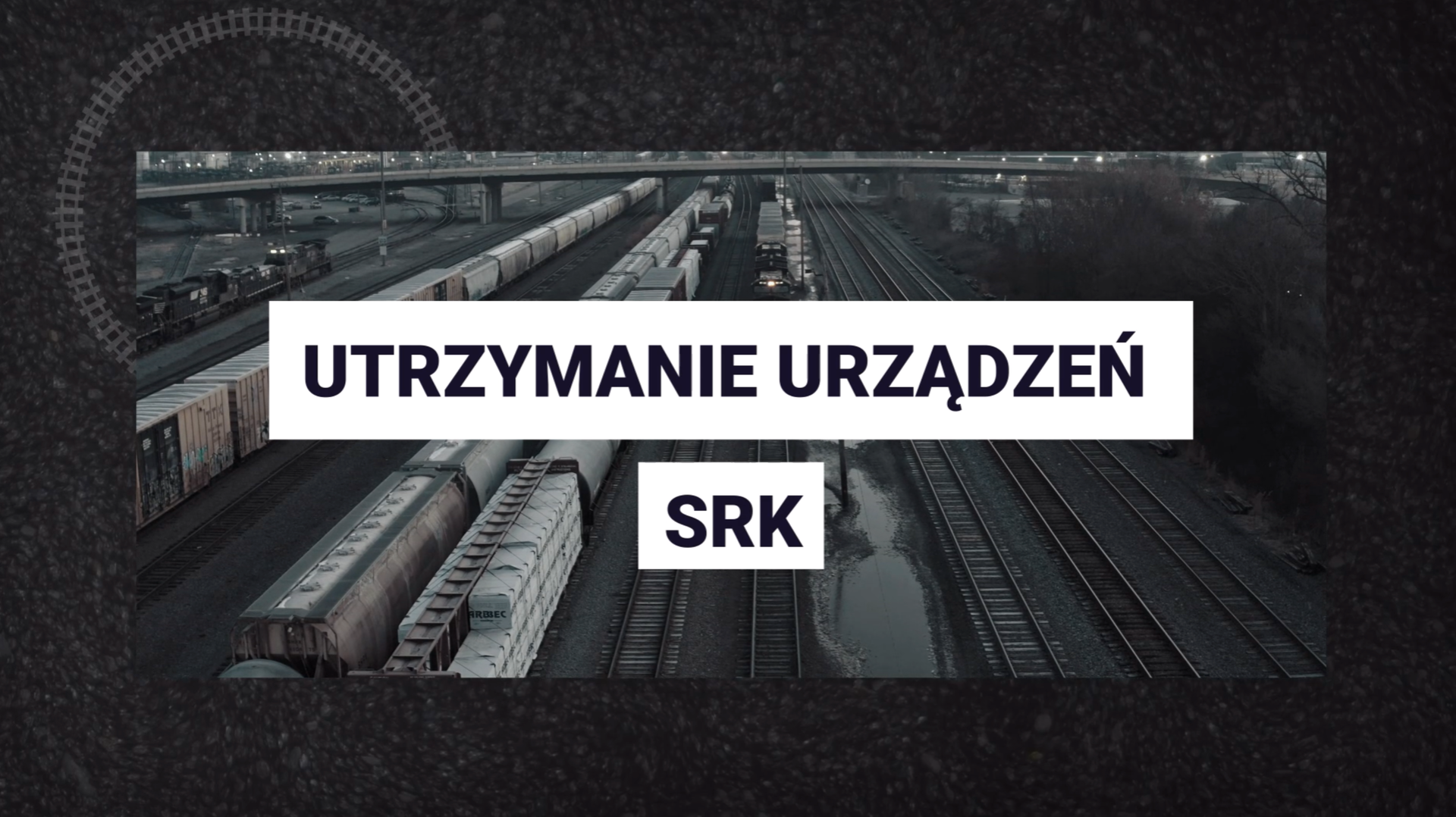 Zrzut ekranu przedstawia klatkę z filmu edukacyjnego, na której widoczny jest tytuł utrzymanie urządzeń es er ka. W tle widoczne są wagony stojące na torach na stacji.