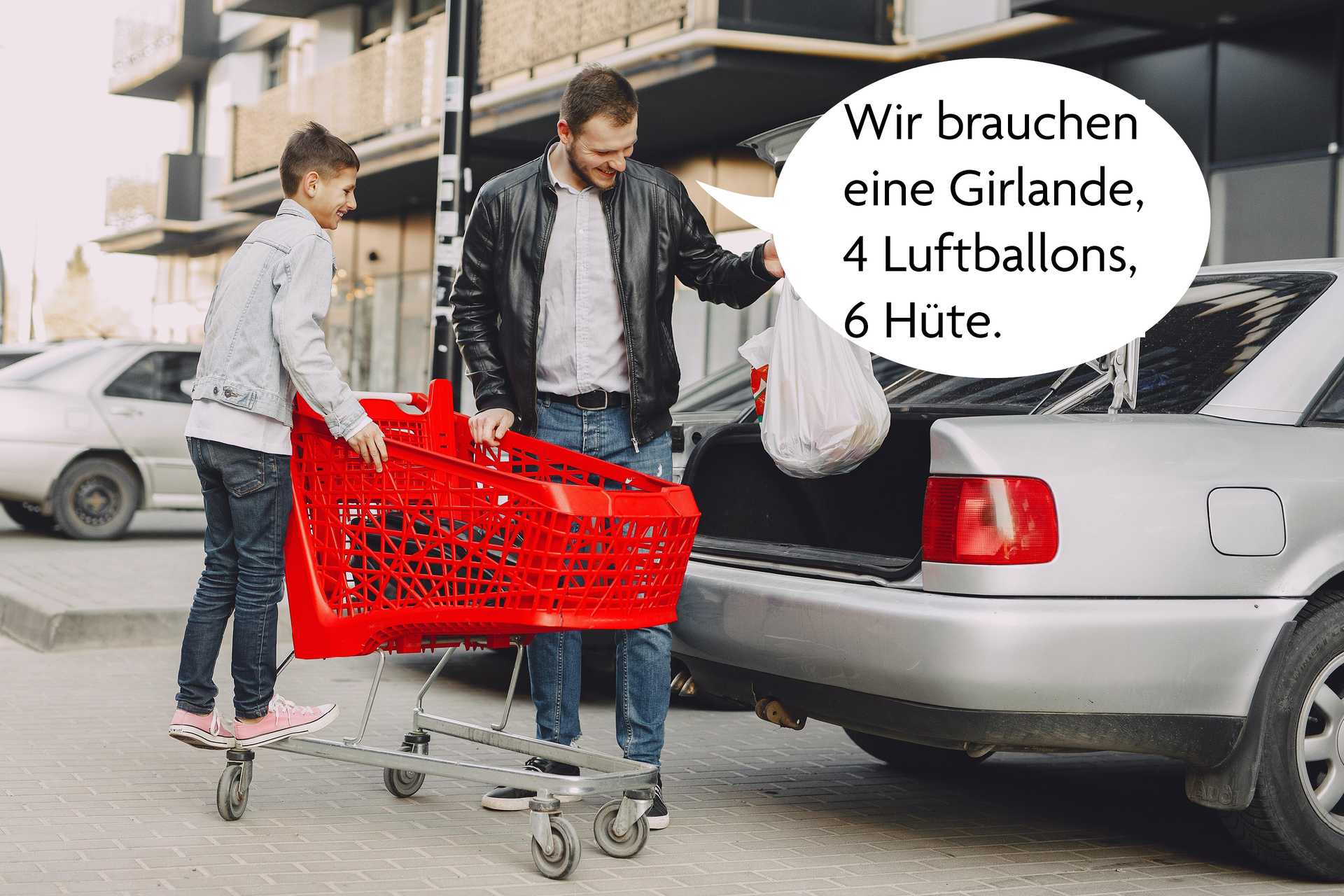 Ilustracja przedstawia mężczyznę i chłopca, którzy przekładają torby z zakupami z wózka sklepowego do bagażnika samochodu. Nad tatą, w chmurce pojawia się tekst: Wir brauchen 1 Girlande, 4 Luftballons, 6 Hüte".