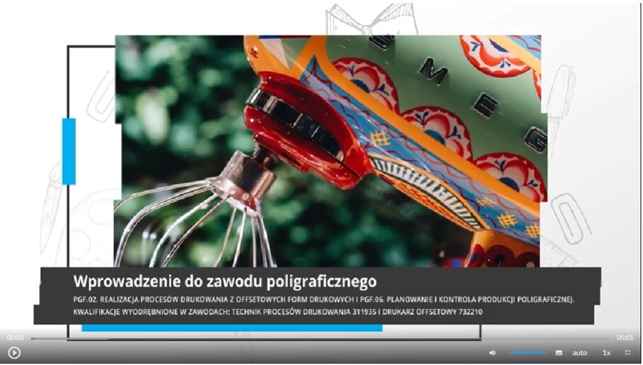 Zdjęcie przedstawia widok ujęcia początkowego sekwencji filmowej zatytułowanej Wprowadzenie do zawodu poligrafa. Na grafice widać pasek sterowania filmem, który zawiera przycisk startu film, suwak głośności filmu, przycisk włączenia napisów, przycisk wyboru jakości odtwarzanego filmu, przycisk wyboru prędkości odtwarzania filmu oraz przycisk włączenia pełnego ekranu.