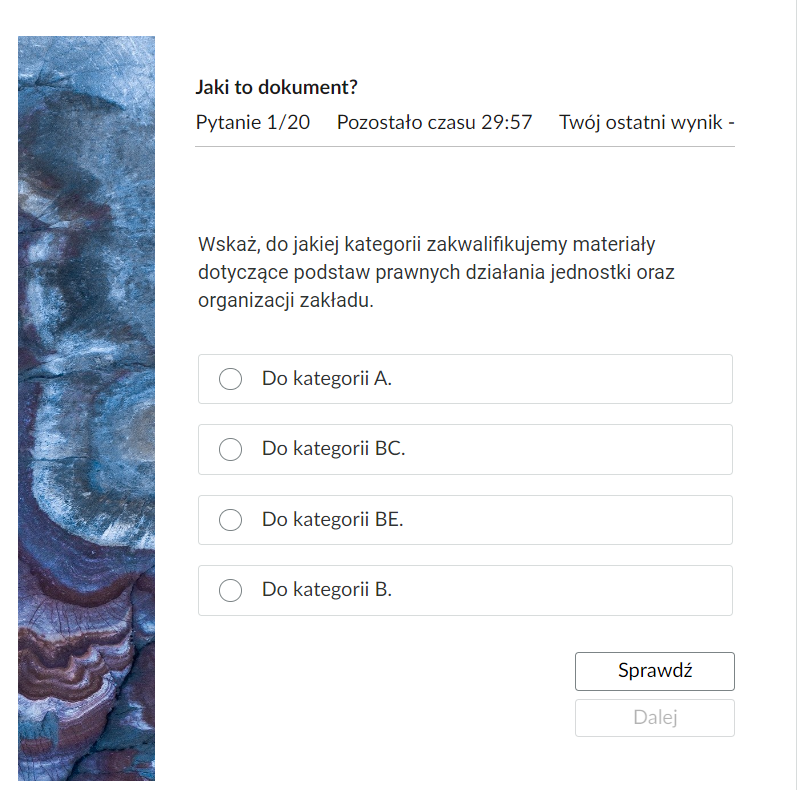 Grafika przedstawia widok na jedno z zadań testu. Po lewej stronie jest grafika ozdobna. W górnej części okna testu znajduje się jego tytuł  przykładowe polecenie. Poniżej znajdują się odpowiedzi do wyboru. Poniżej, po prawej stronie dwa przyciski w formie prostokątnych ramek. Pierwszy to “Sprawdź” - służy do sprawdzenia poprawności odpowiedzi. Drugi to “Dalej”. Po sprawdzeniu pozwala na przejście do kolejnego pytania. 