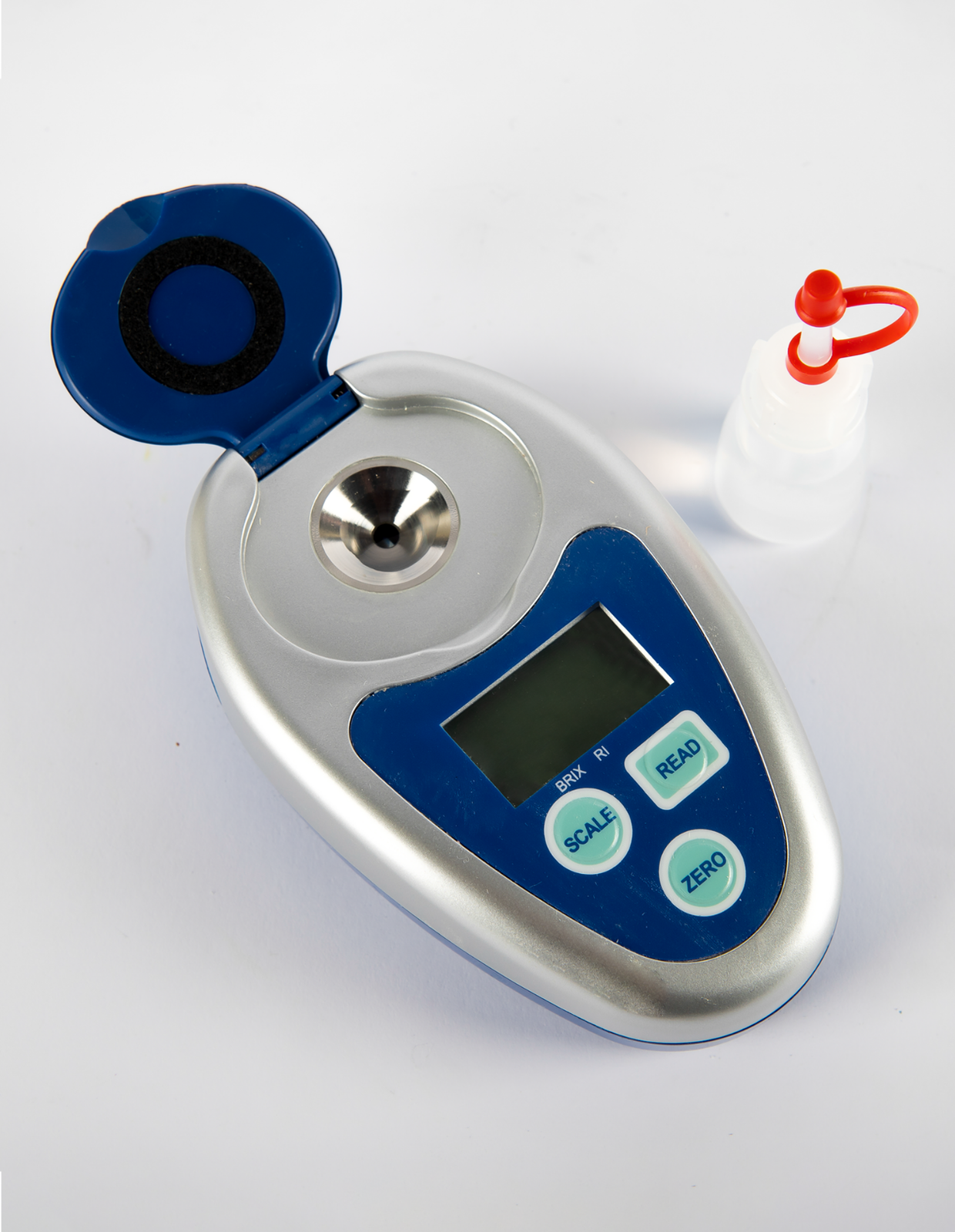 Zdjęcie przedstawia refraktometr Abbego, urządzenie służące do pomiaru współczynnika załamania światła.