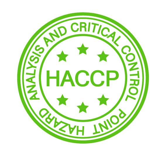 Okrągłe, biało‑zielone logo, w jego środku znajdują się napisane kolorem zielonym litery: HACCP oraz sześć gwiazdek - trzy zamieszczone nad literami, trzy pod nimi. Dookoła, na okręgu, napisane jest, również zielonymi literami: Analysis and critical control oraz Point hazard.
