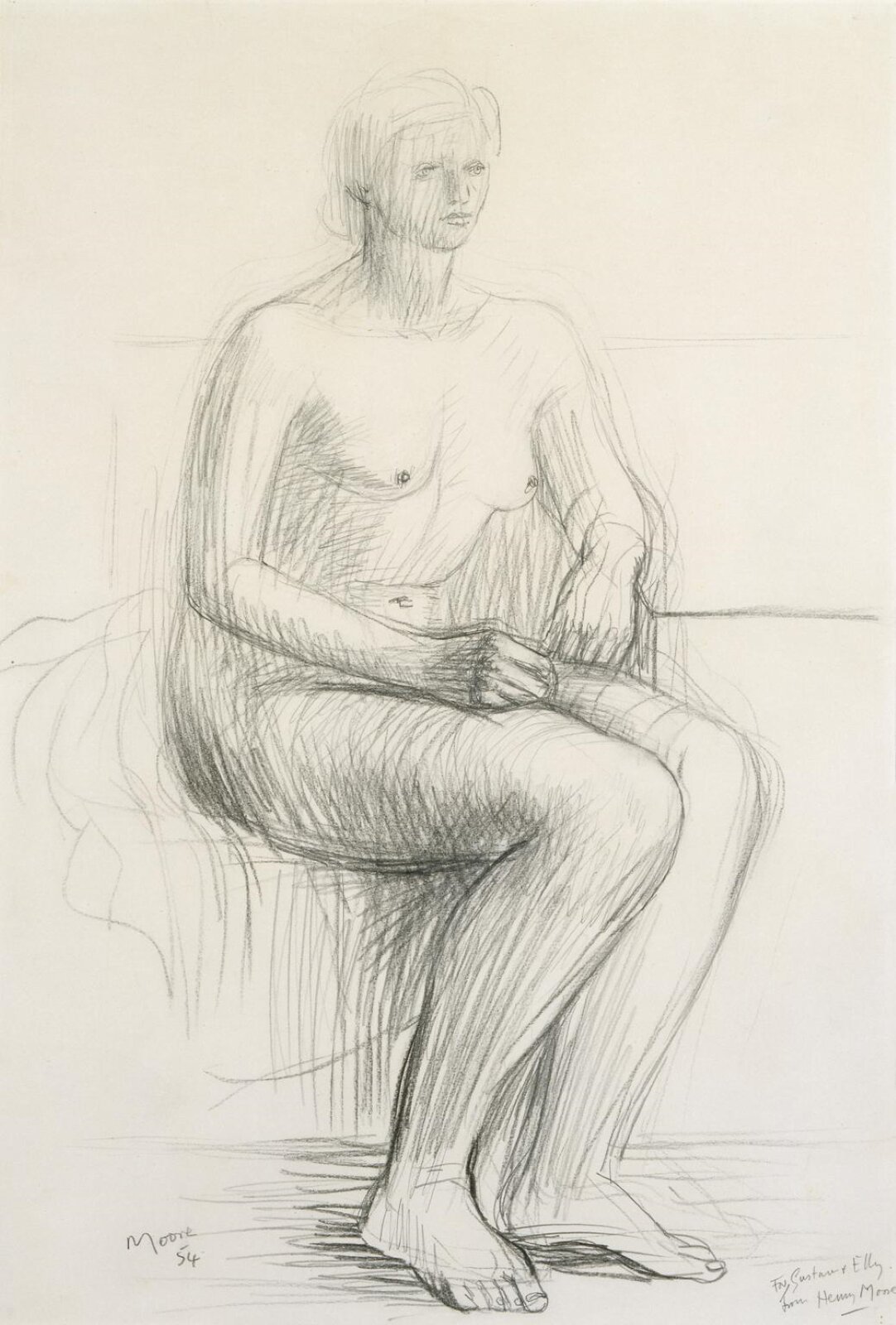 Praca Henriego Moore'a pod tytułem „Siedząca postać”. Rysunek to portret młodej nagiej kobiety o średniej długości włosach zaczesanych do tyłu. Dziewczyna siedzi na sofie, dłonie trzyma na zaciśniętych udach. 