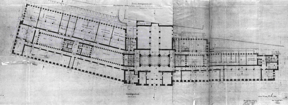 Zdjęcie ukazuje czarno‑biały szut budynku. Jest to projekt Petera Behrensa - Hoechst AG Technical Administrative Building.