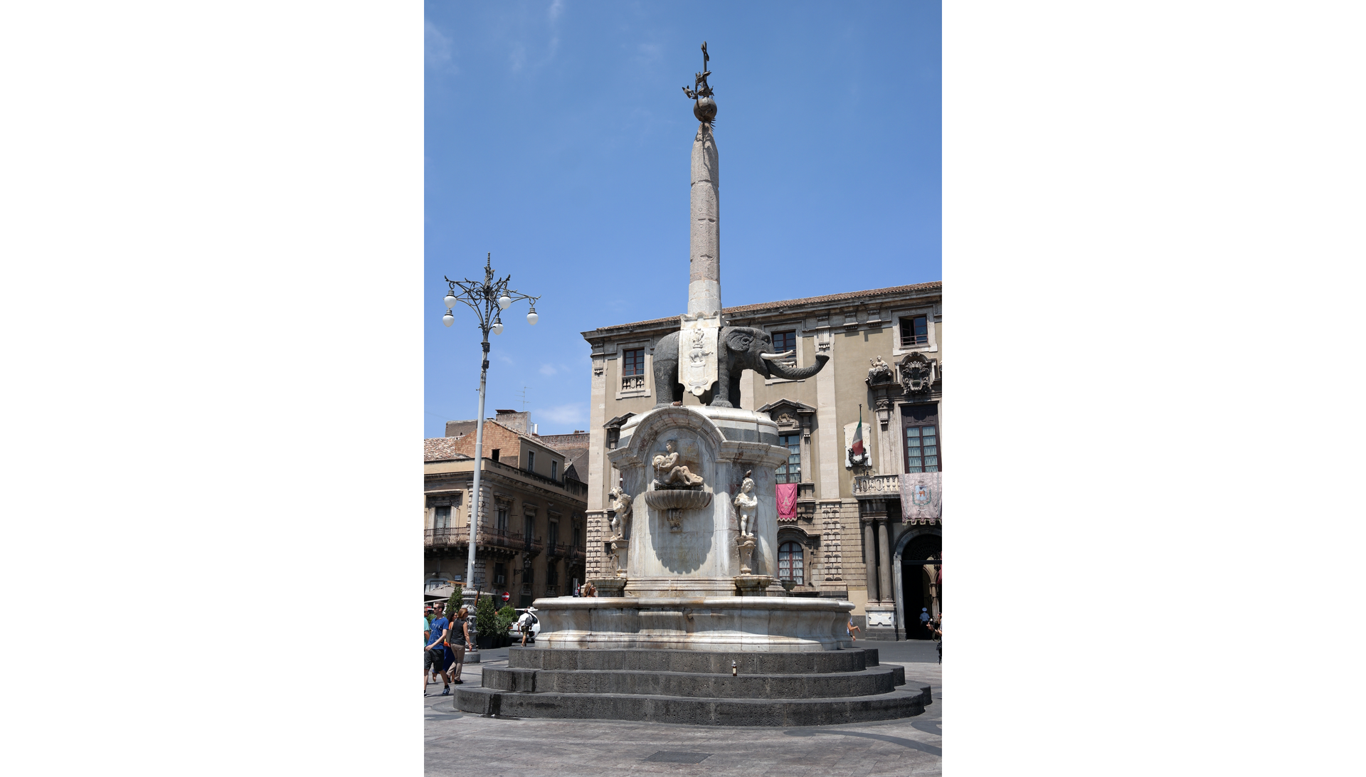Zdjęcie przedstawia Fontannę ze słoniem w Katanii. Pomnik znajduje się na placu przy katedrze. Jego głównym elementem jest czarny bazaltowy posąg przedstawiający słonia, powszechnie uznawanego za symbol sycylijskiego miasta.