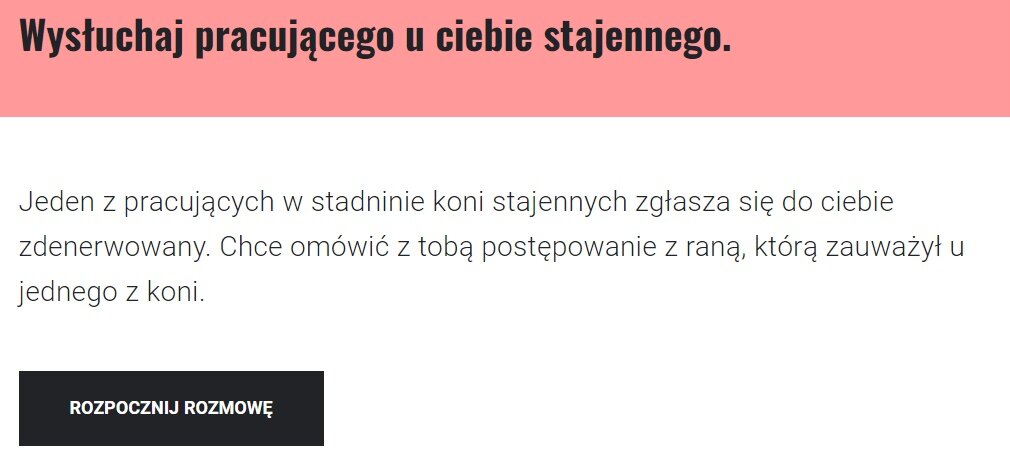 Grafika przedstawia widok ekranu gry z przyciskiem „Rozpocznij rozmowę”, który uruchamia zestaw pytań. Jest to biała plansza z umieszczonym na górze różowym paskiem. Znajduje się na nim napis: Wysłuchaj pracującego u ciebie stajennego. Poniżej umieszczono zarys fabuły misji. Na samym dole znajduje się przycisk: Rozpocznij rozmowę. 