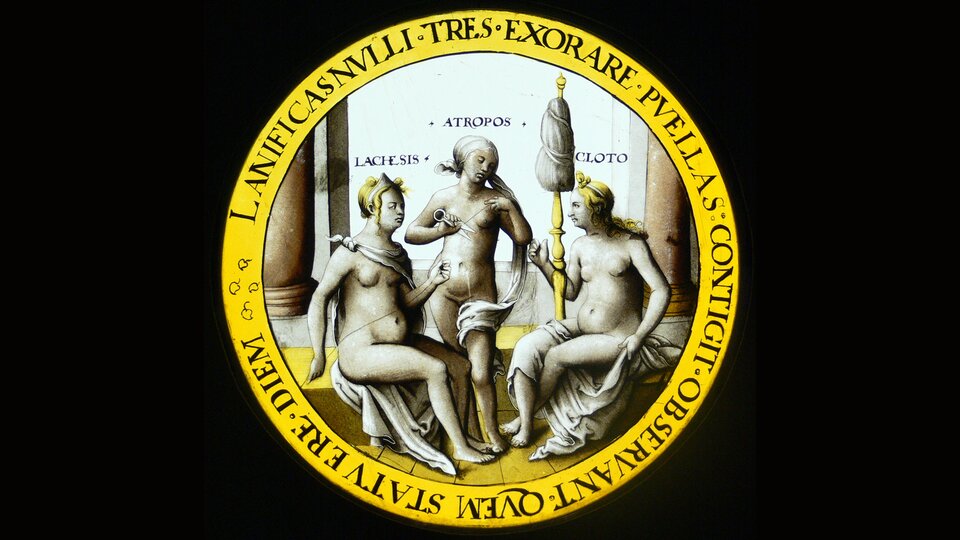 Ilustracja przedstawia okrągły witraż, którego głównymi bohaterkami są trzy nagie kobiety. Nad ich głowami są napisy, od lewej: Lachesis, Atropos, Cloto. Dwie z nich siedzą zwrócone przodem do siebie, pomiędzy nimi stoi trzecia kobieta. Pomiędzy stojącą kobietą a kobietą siedzącą po prawej stronie znajduje się kądziel, na której powieszona jest wełna, z której wysnuwane są nitki. Kobieta z prawej strony - Cloto - formuje nitkę wysuwając ją z kądzieli, nitkę przejmuje kobieta siedząca z lewej strony - Lachesis - następnie podaje kobiecie, która stoi, to Atropos. Ta w prawej dłoni trzyma nożyczki, w lewej nić. Na głowie ma zawiązaną długą chustę, której koniec opada na udo i owija się wokół jej lewej nogi.