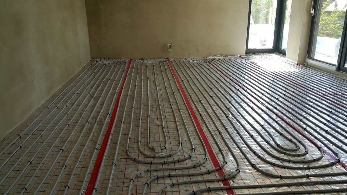 Na zdjęciu przedstawiono przewody ogrzewania podłogowego rozmieszczone meandrycznie na specjalnej folii aluminiowej.