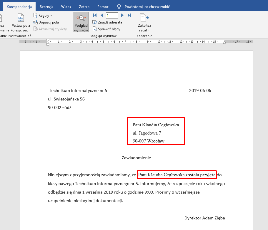 Ilustracja przedstawia otwarty program Microsoft Word. U góry na pasku zadań wybrano opcję Korespondencja. W programie znajduje się treść zawiadomienia. Czerwonymi ramkami zaznaczono następujące fragmenty. Pierwszy znajdujący się ponad treścią zawiadomienia: Pani Klaudia Cegłowska, ulica Jagodowa 7, 50 007 Wrocław. Drugi fragment znajduje się w treści zawiadomienia: Pani Klaudia Cegłowska została przyjęta. 