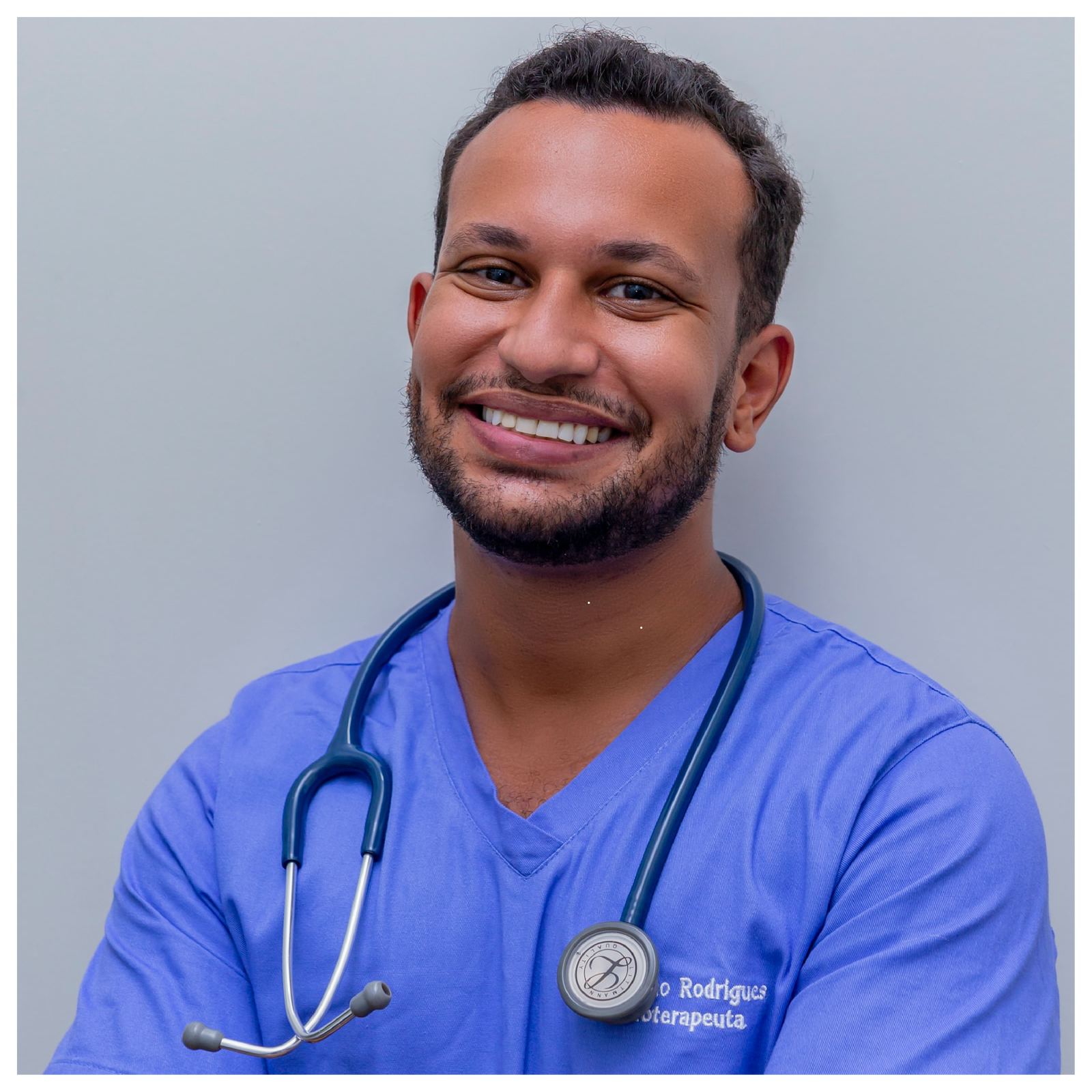 Zdjęcie przedstawia uśmiechniętego lekarza ze stetoskopem na szyi.