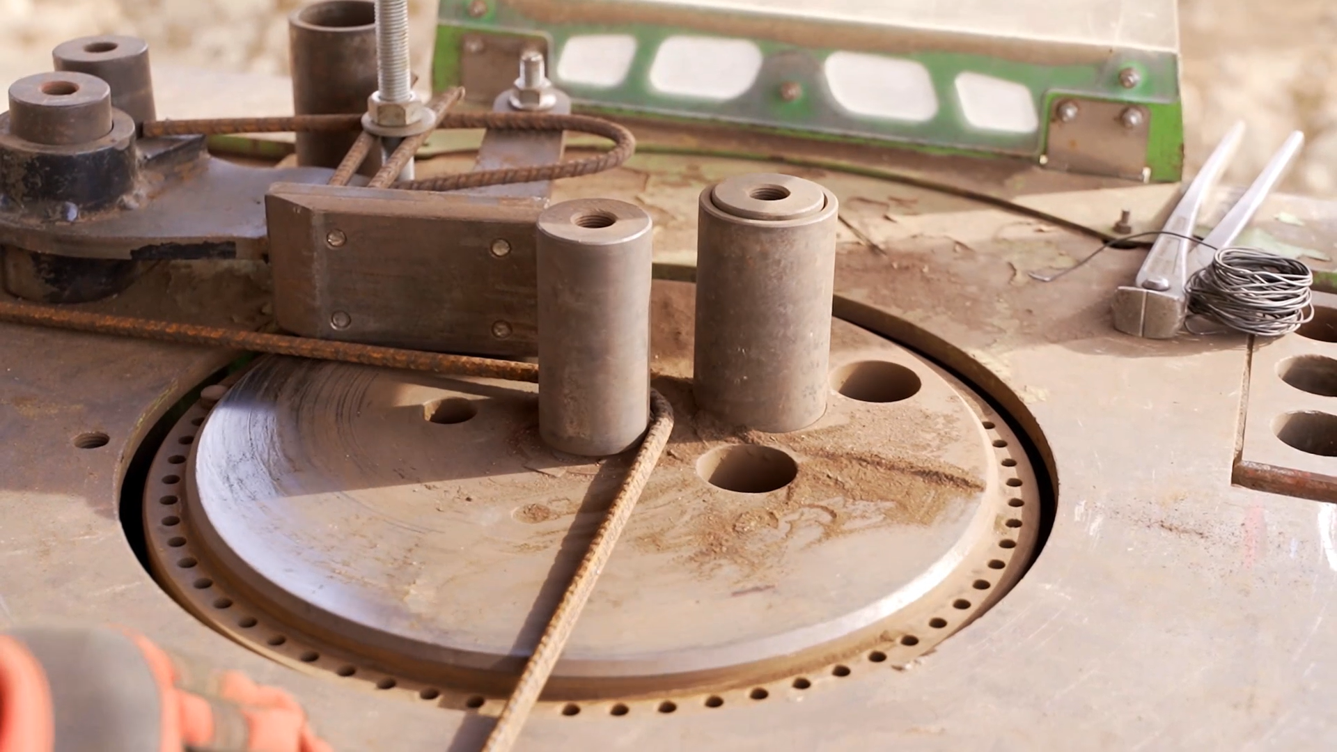 Zdjęcie przedstawia giętarkę mechaniczną składającą się z dwóch odsłoniętych elementów odginających pojedynczych pręt.