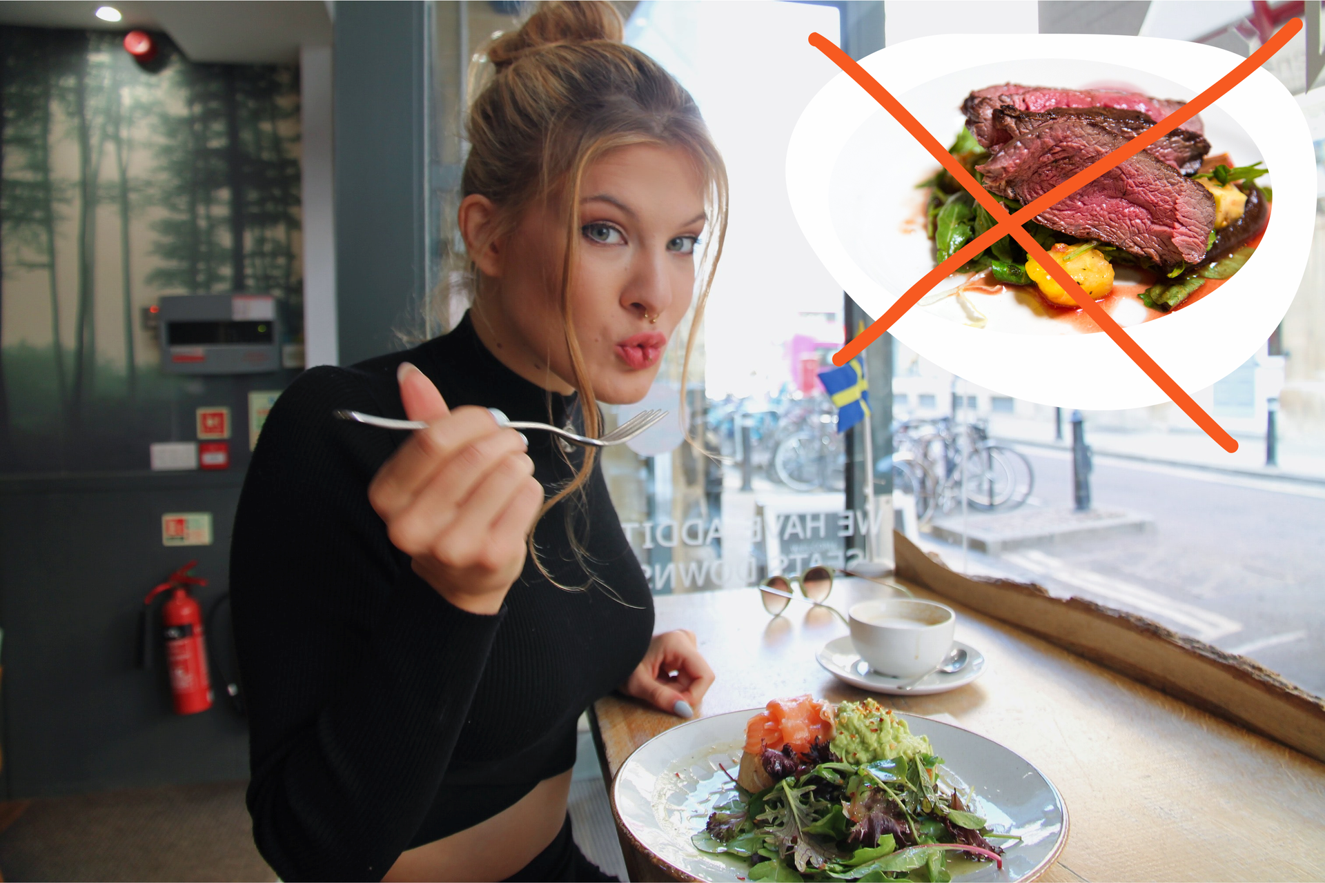 Zdjęcie przedstawia młodą kobietę, która siedzi przy stoliku w barze przy oknie i je sałatkę. Po prawej stronie ilustracji znajduje się zdjęcie talerza, na którym znajduje się mięso. Talerz jest przekreślony znakiem X.