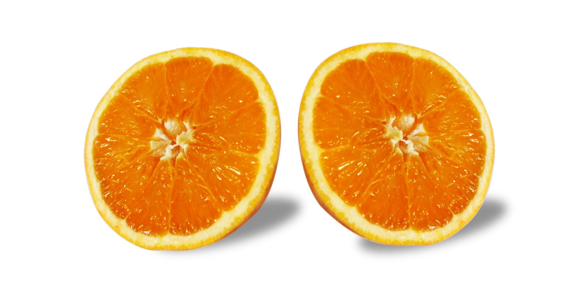 Zdjęcie pomarańczy przekrojonej na pół, po przekrojeniu pomarańcza jest w kształcie koła.