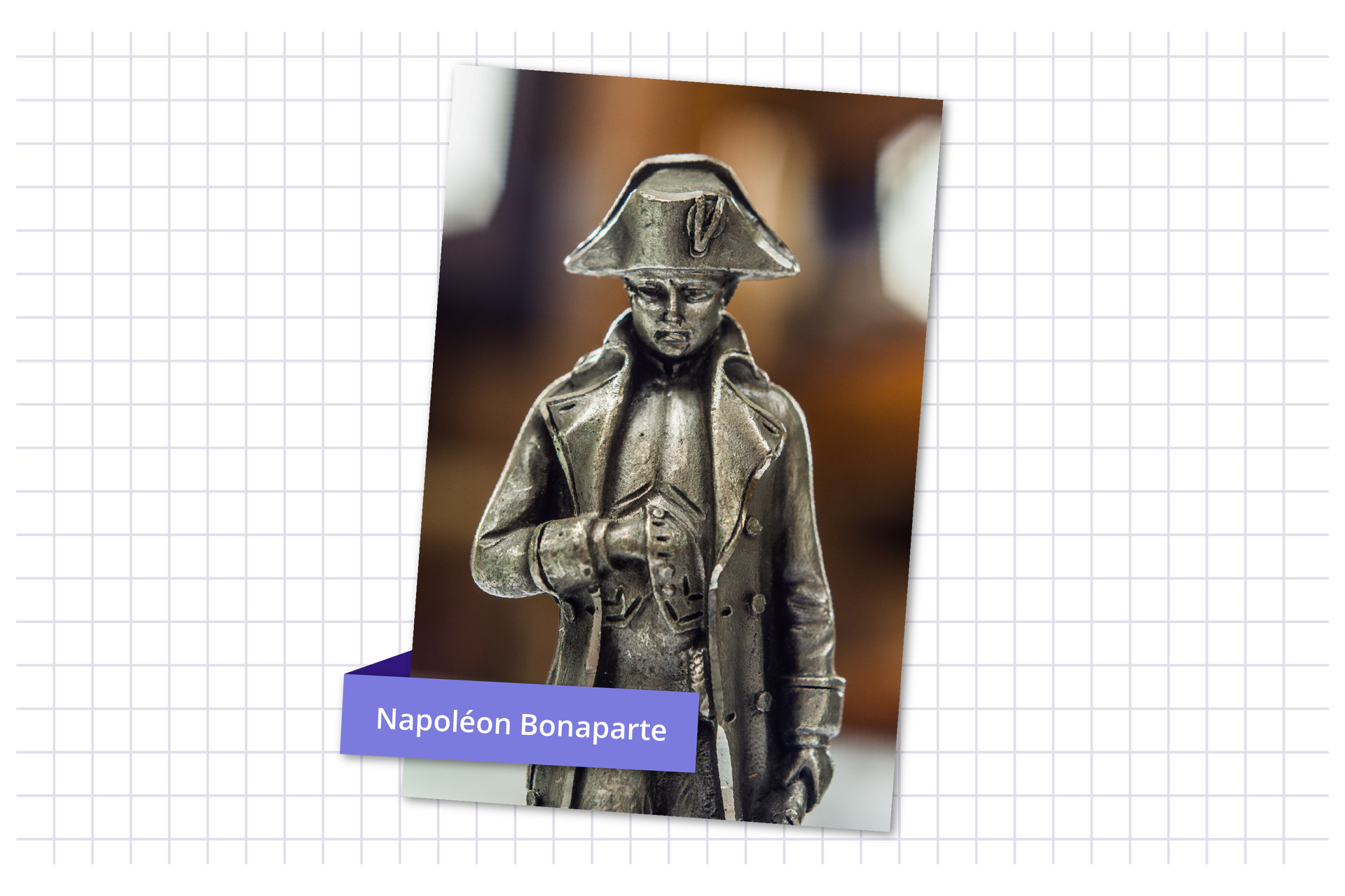 Ilustracja przedstawia srebrną figurkę Napoleona Bonaparte. Podpis: Napoléon Bonaparte.