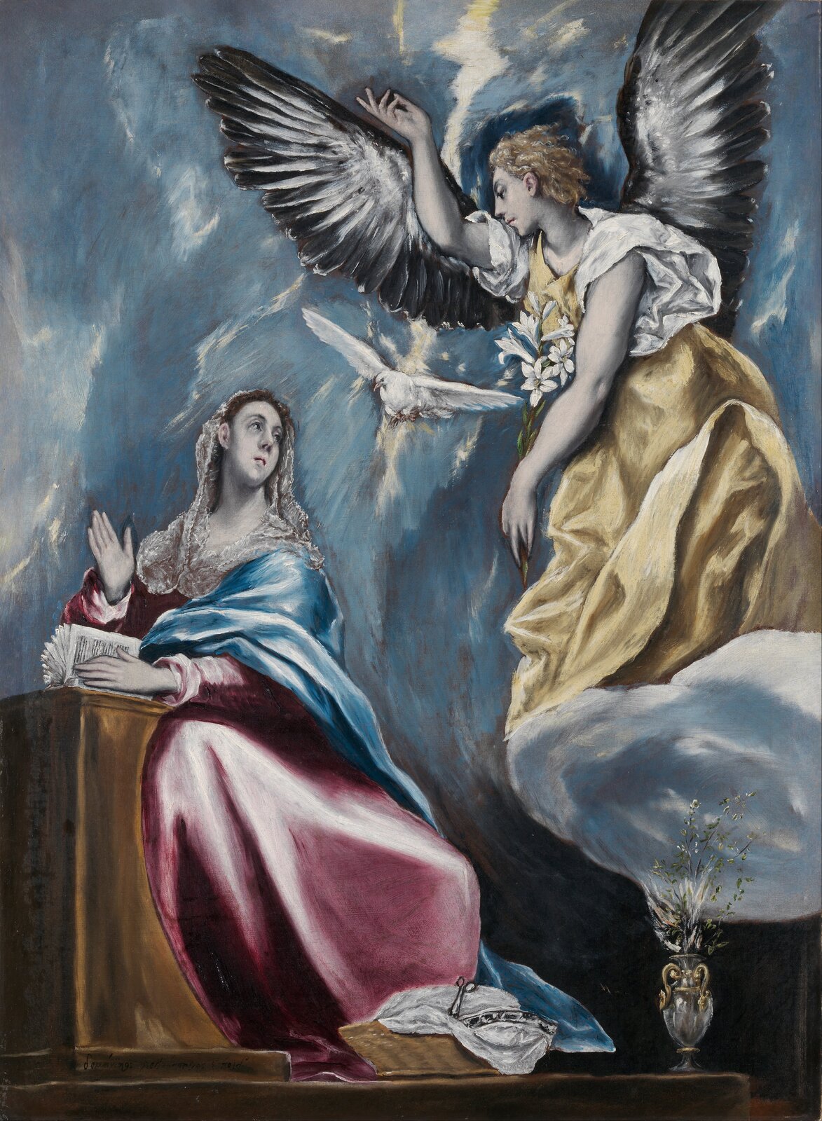 Ilustracja przedstawia obraz El Greco pod tytułem „Zwiastowanie”. Dzieło powstało w latach 1595-1600. Na ilustracji widoczna jest scena ze zwiastowania. Anioł znajduje się po prawej stronie i jest ubrany w złote szaty. W lewej dłoni trzyma kwiat lilii - symbol maryjny. Prawą dłoń ma uniesioną ku górze. Jego potężne skrzydła zostały zaakcentowane przy użyciu czarnego koloru. Anioł spogląda na kobietę - Maryję. Postać przedstawiona jest w pozycji klęczącej, ubrana w niebiesko-czerwone szaty. Pojawienie się Anioła oderwało kobietę od czytania. Przed sobą ma otwartą księgę. W tle znajduje się Duch Święty w postaci białego gołębia. W prawym dolnym rogu obrazu znajduje się wazon.