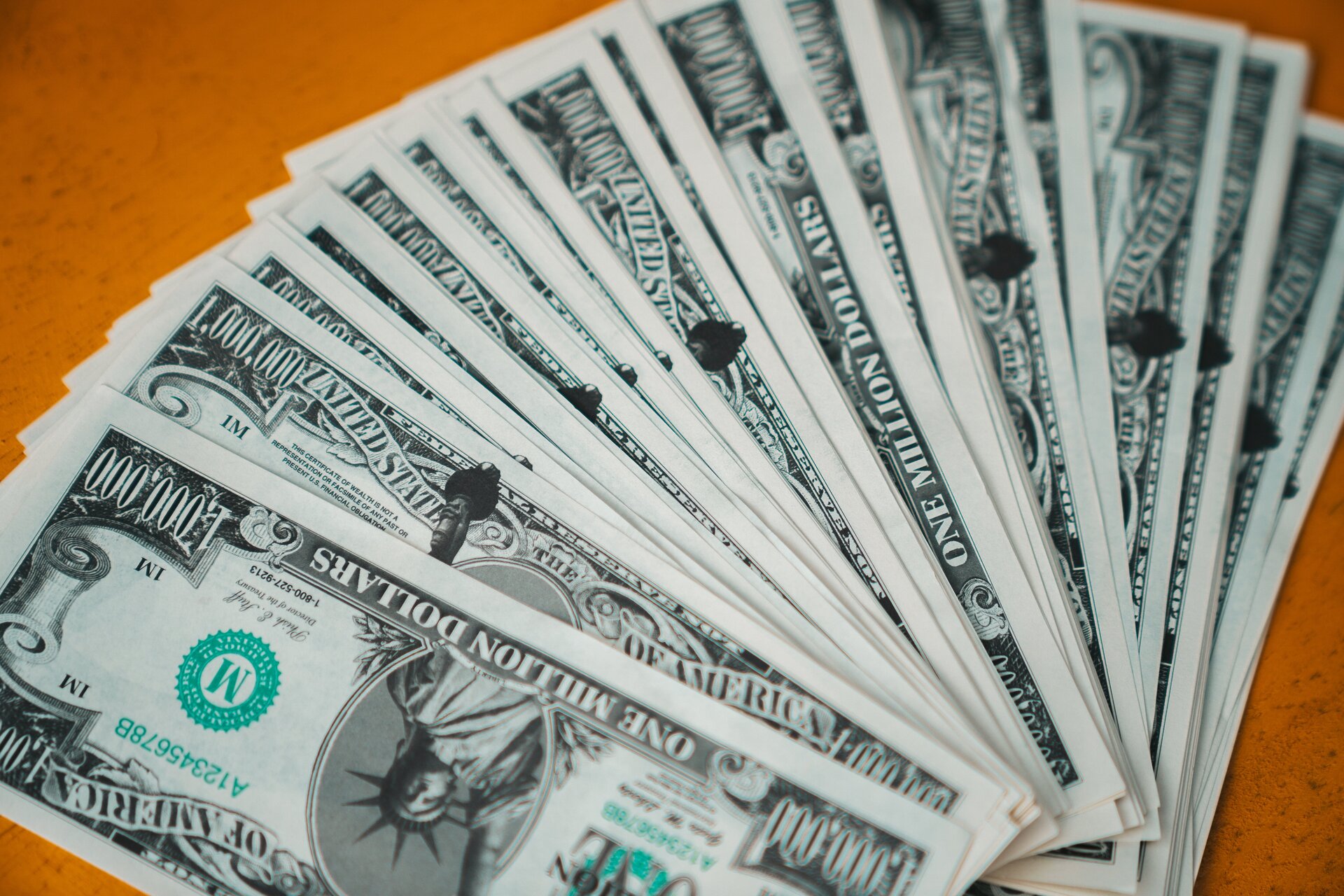 Zdjęcie przedstawia plik banknotów o nominale 1 milion dolarów.