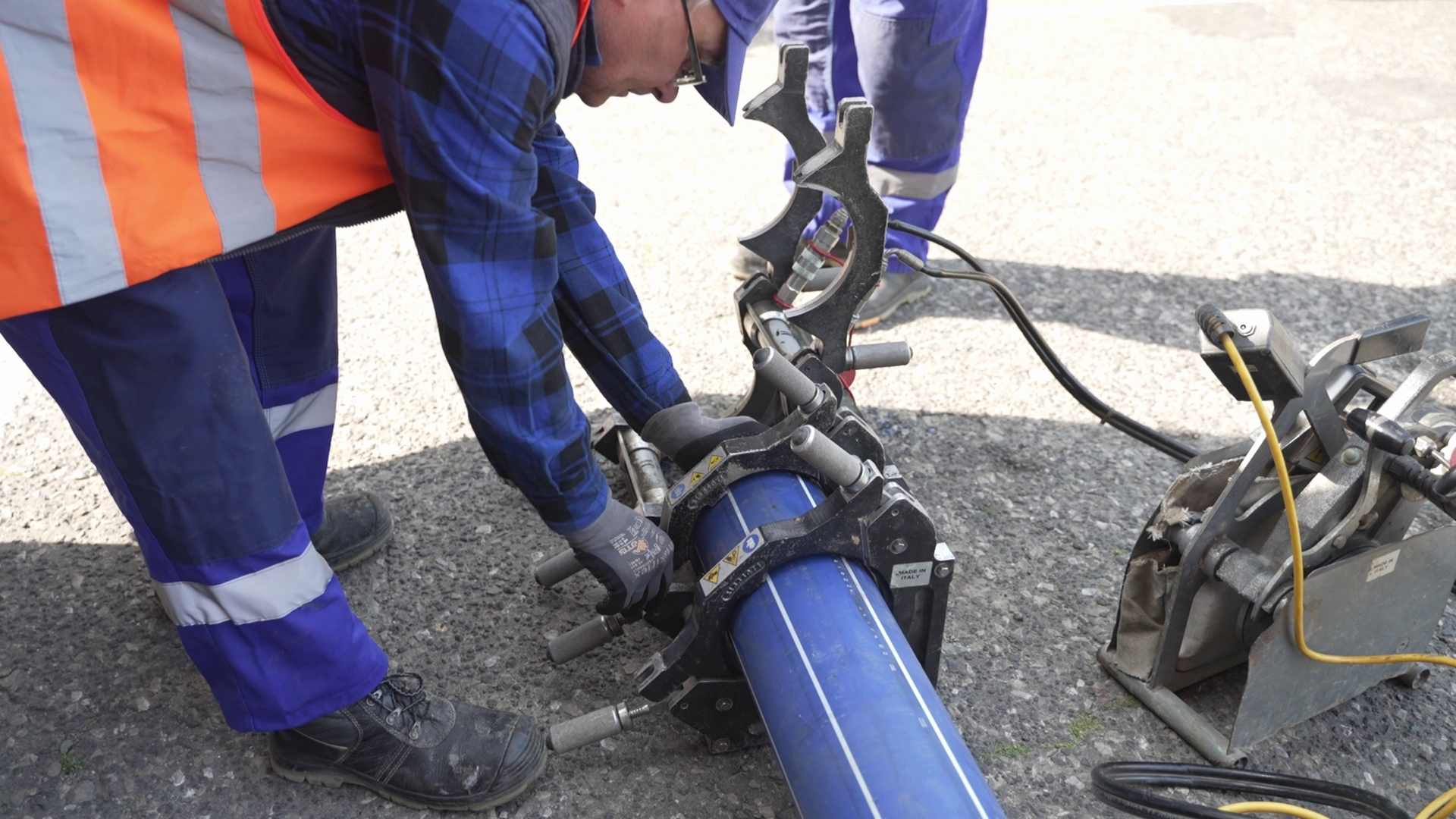 Na grafice przedstawiono czynność łączenia fragmentów rur, które polega na łączeniu fragmentów rur w odcinki, inspekcji oraz izolacji spoin oraz kontroli powłoki izolacyjnej rurociągu pod kątem szczelności.