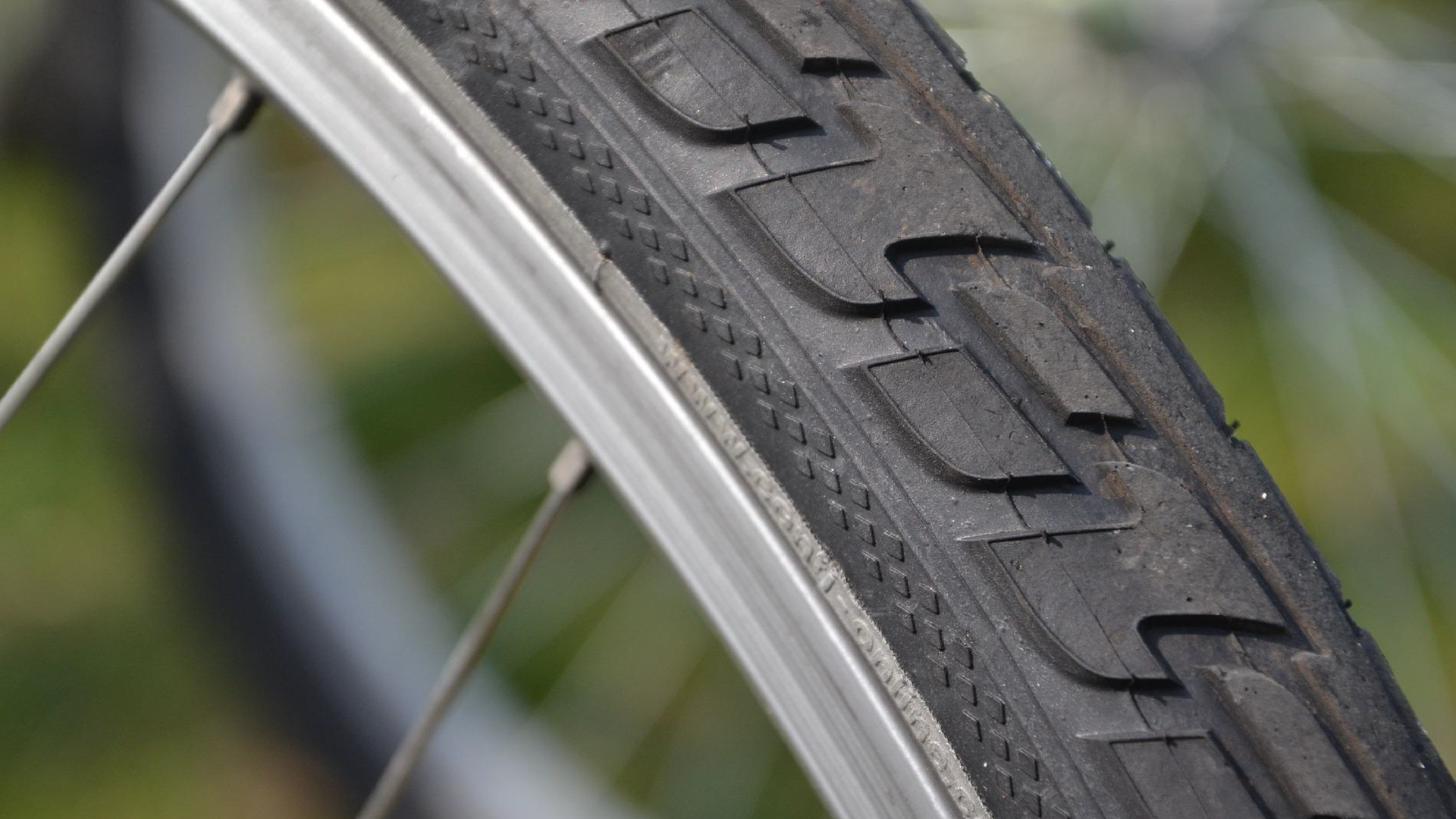 Zdjęcie przedstawia duże zbliżenie na fragment opony rowerowej.