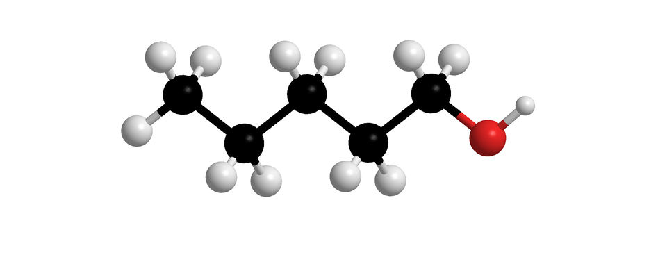 Ilustracja przedstawia model kulkowy cząsteczki pentan–jeden–olu. Czarna kulka to węgiel, biała to wodór, czerwona to tlen. Cząsteczka składa się z jednego atomu węgla, połączonego z trzema atomami wodoru, i kolejno z czterema atomami węgla, łączącymi się z dwoma atomami wodoru, połączonymi szeregowo. Ostatni z nich poza dwoma atomami wodoru ma przyłączony jeden atom tlenu. Atom tlenu z kolei wiąże się z atomem wodoru tworzą grupę hydroksylową. Atomy węgla tworzą zygzak.