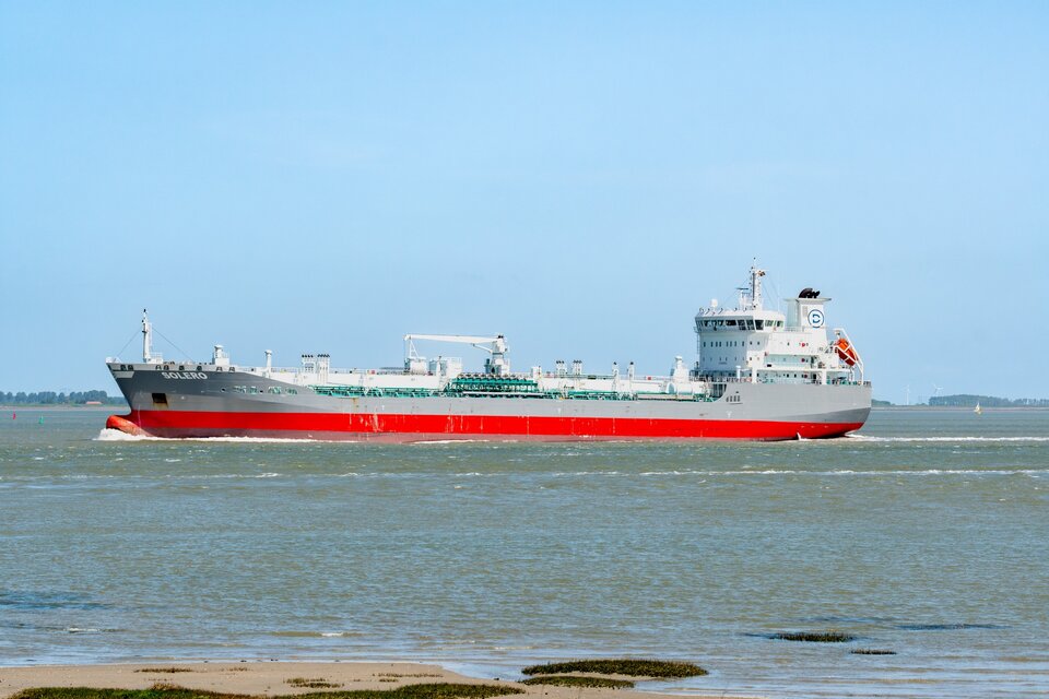 Zdjęcie przedstawia długi statek - to tankowiec na pełnym morzu. 