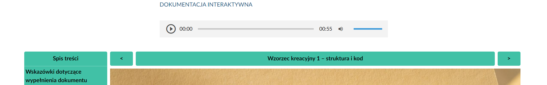 Na ilustracji widoczny jest widok przełączania trybu dokumentacji interaktywnej. Morskiego koloru pasek na całej szerokości ekranu. Po lewej stronie znak mniejszości. Po prawej znak większości. Pomiędzy nimi napis wzorzec kreacyjny jeden, struktura i kod. Na samej górze znajduje się możliwość odsłuchu treści. Ukazany został symbol głośnika regulujący głośność i symbol włączający ścieżkę dźwiękową.